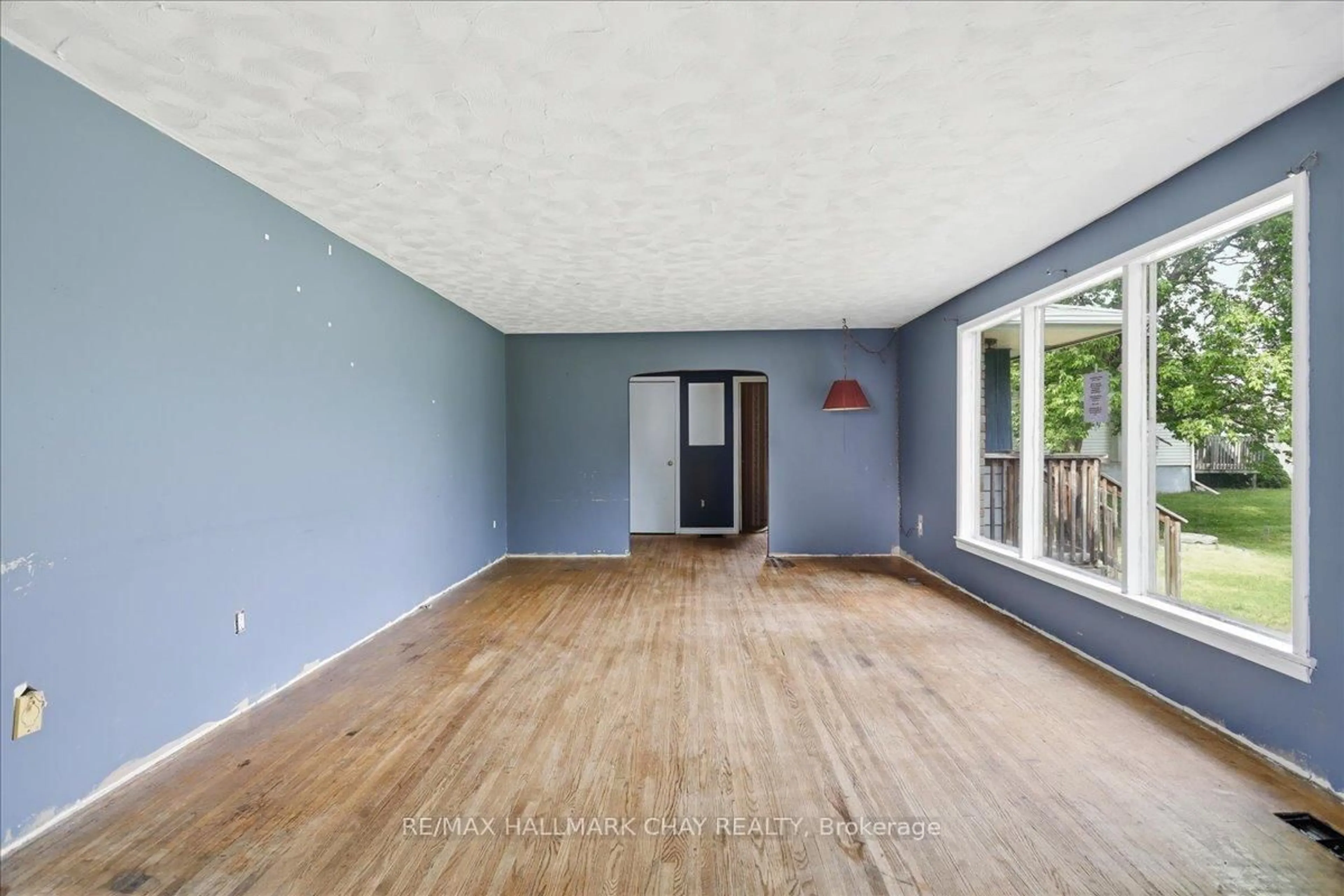 A pic of a room for 992 Ewart St, Innisfil Ontario L0L 1C0