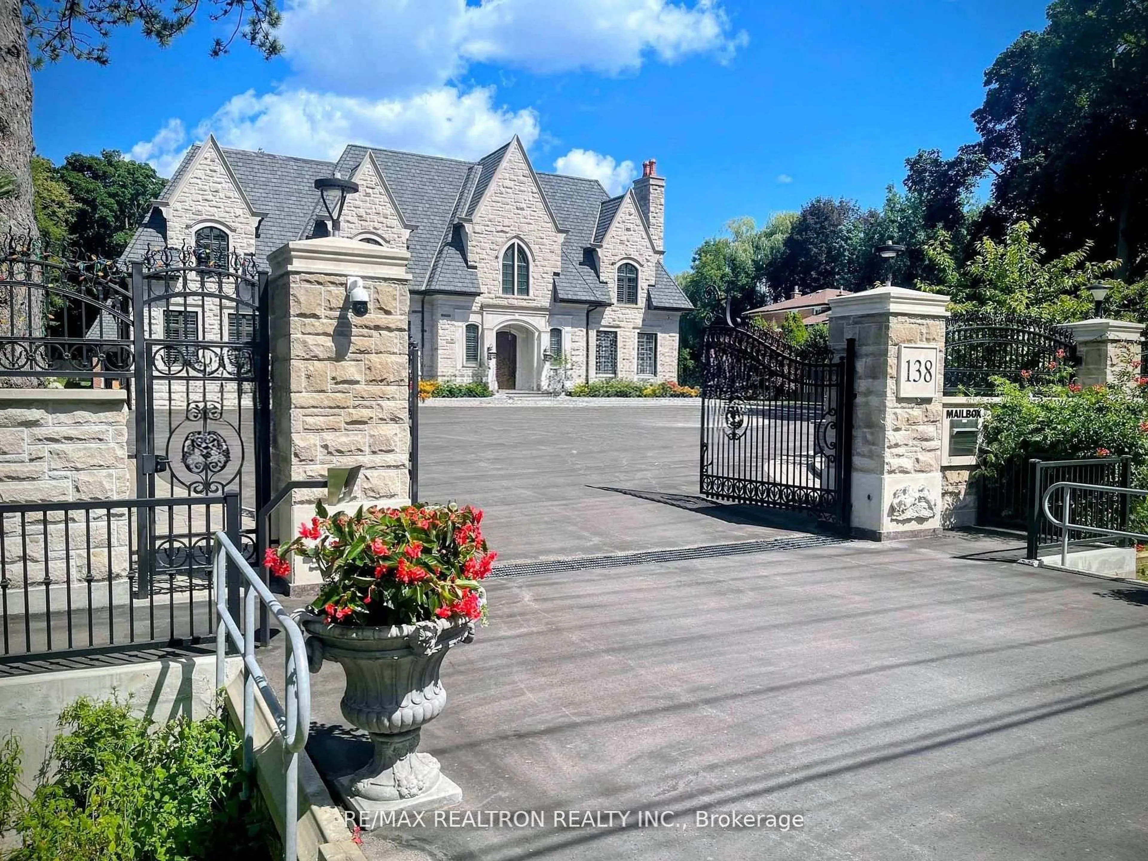 A pic from outside/outdoor area/front of a property/back of a property/a pic from drone, street for 138 Centre St, Vaughan Ontario L4J 1G4