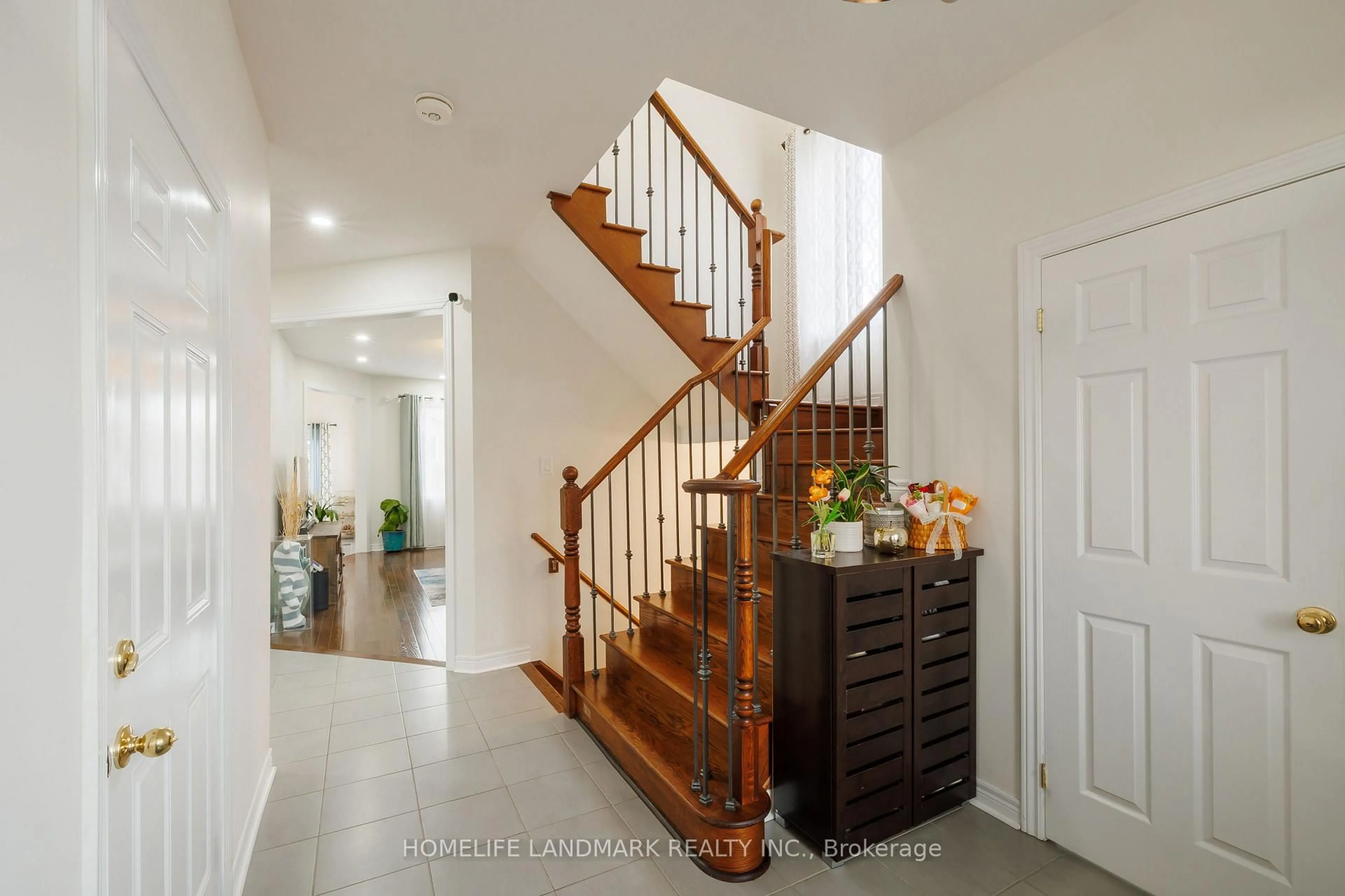 Indoor entryway for 59 Nature Way Cres, Newmarket Ontario L9N 0A7
