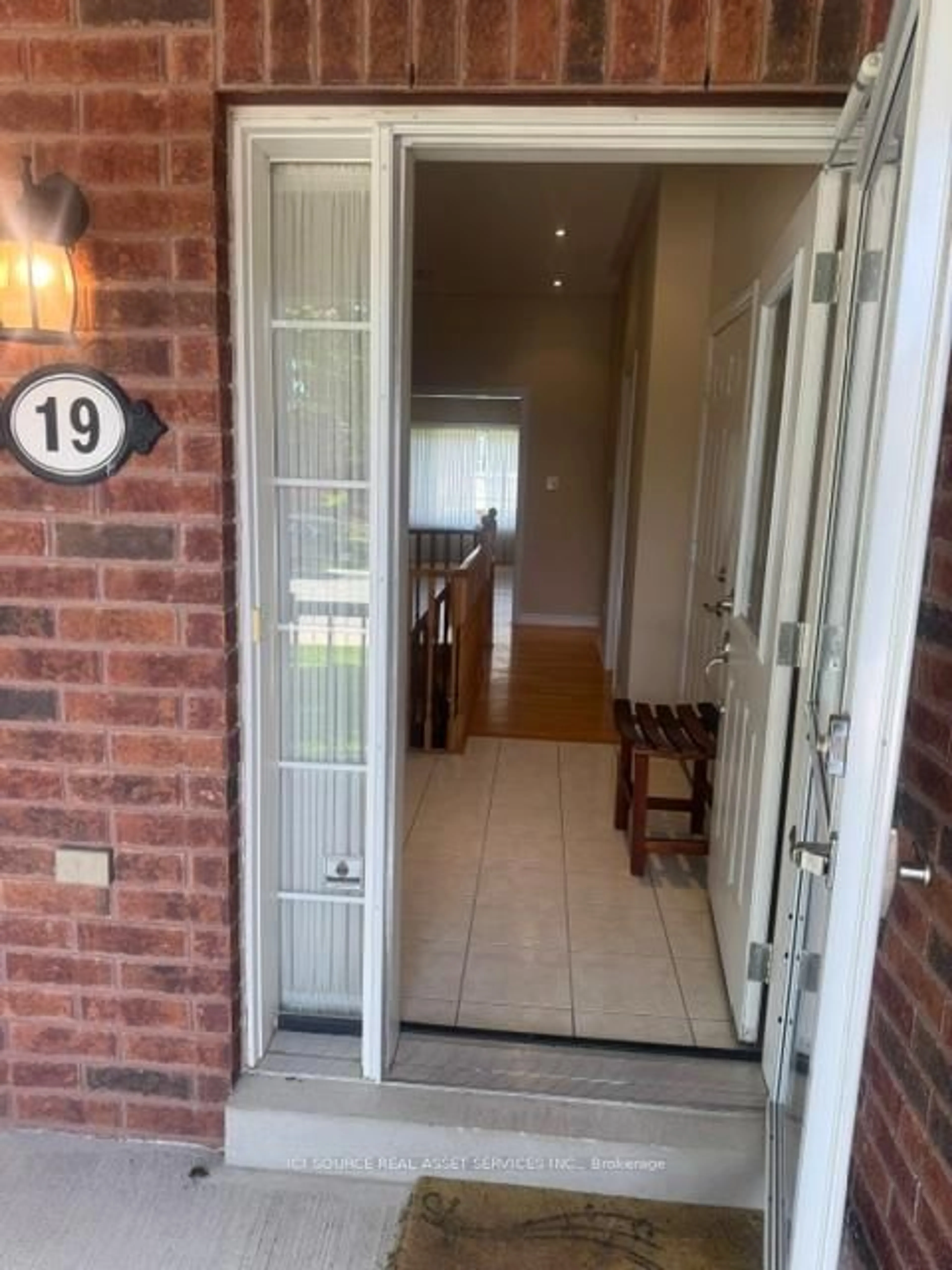 Indoor foyer for 19 Leland Lane, Whitchurch-Stouffville Ontario L4A 0M3