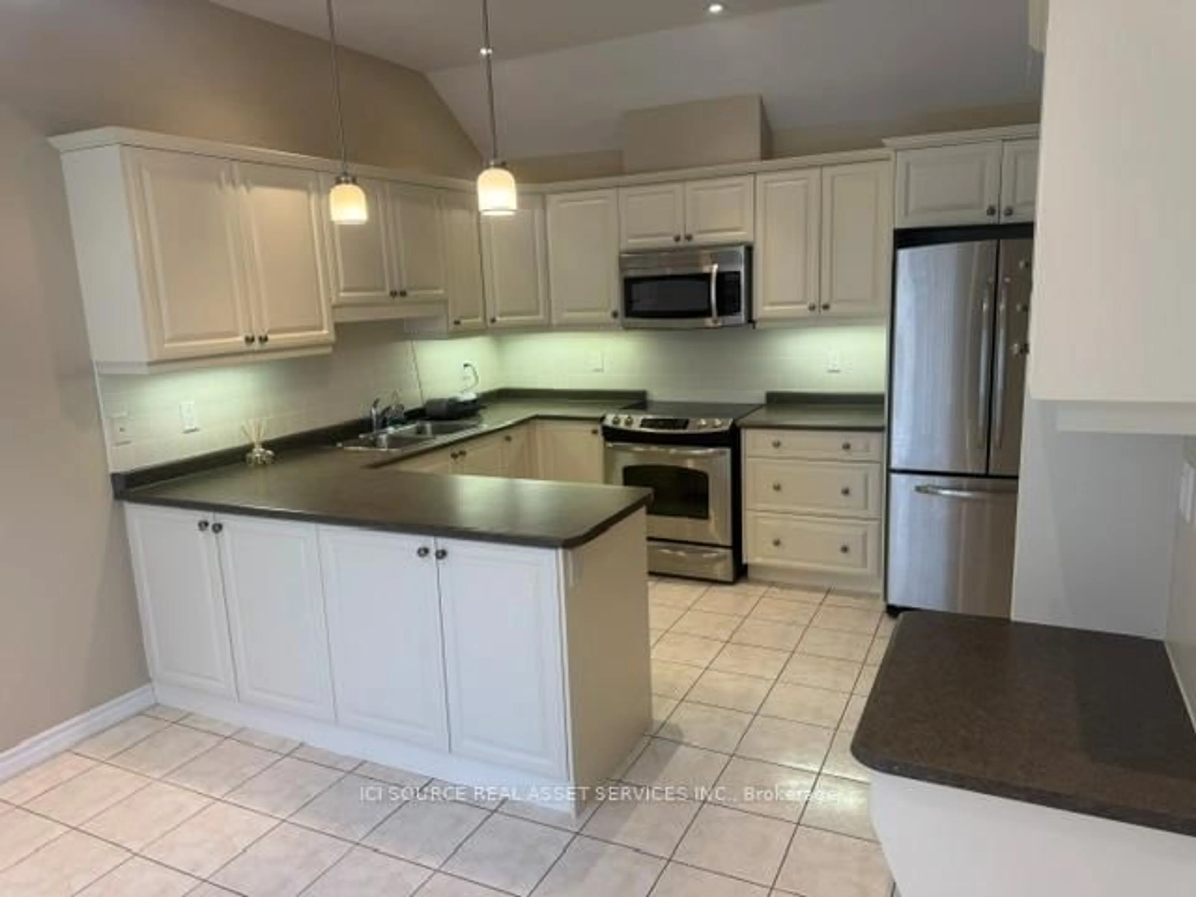 Open concept kitchen, ceramic/tile floor for 19 Leland Lane, Whitchurch-Stouffville Ontario L4A 0M3