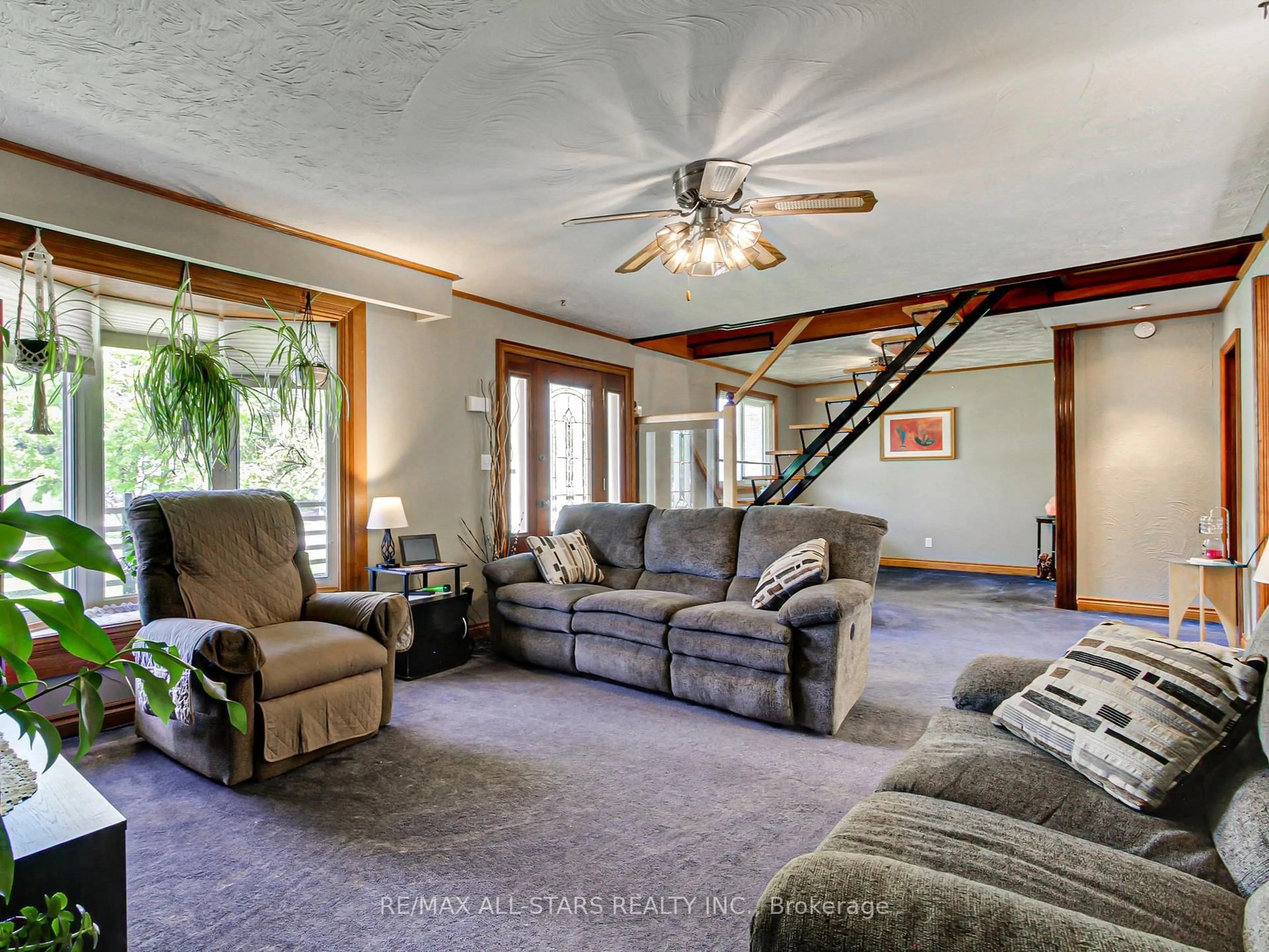 Living room with furniture, carpet floor for 397 Winnifred Dr, Georgina Ontario L4P 3B6