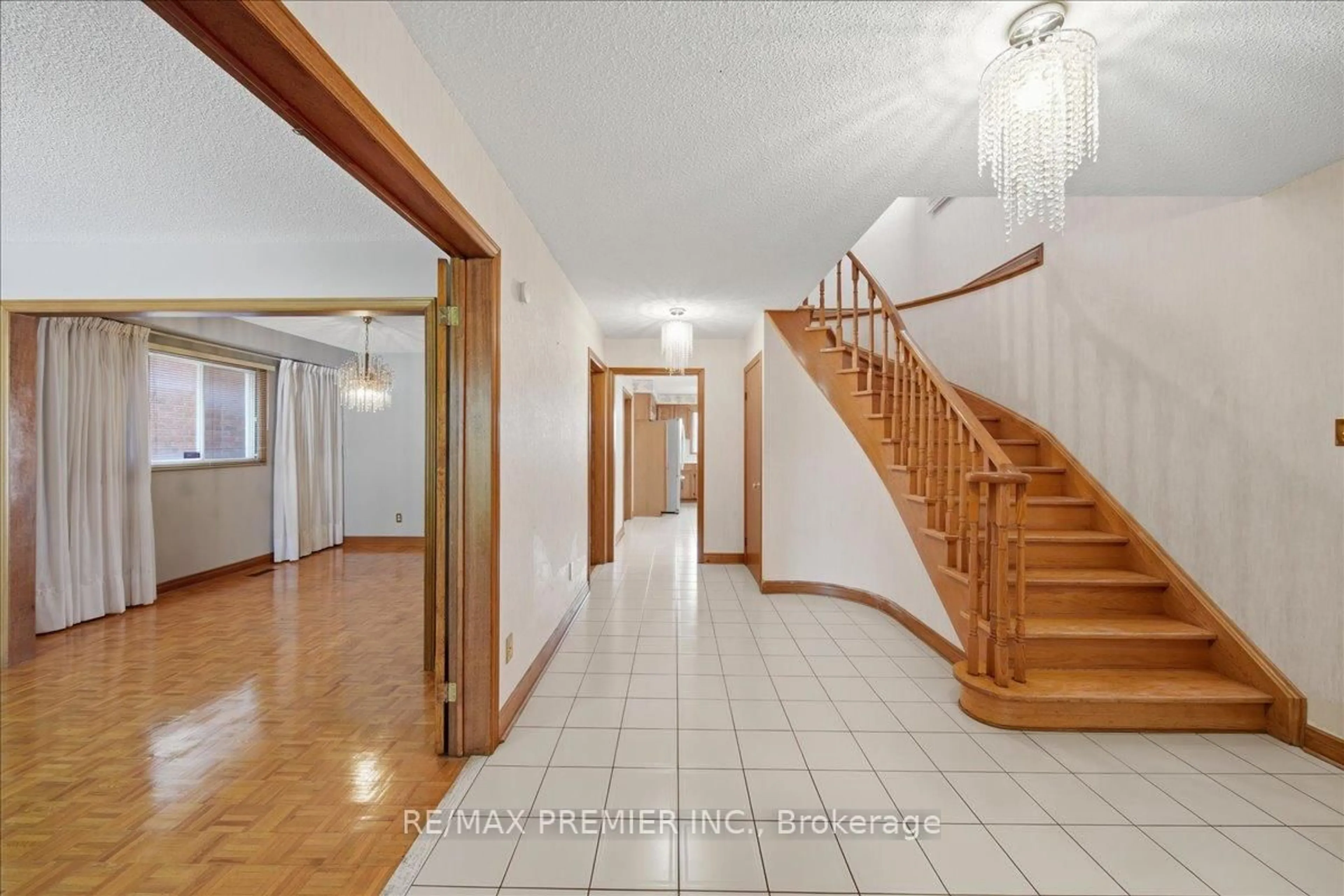 Indoor foyer for 130 Jackman Cres, Vaughan Ontario L4L 6P2