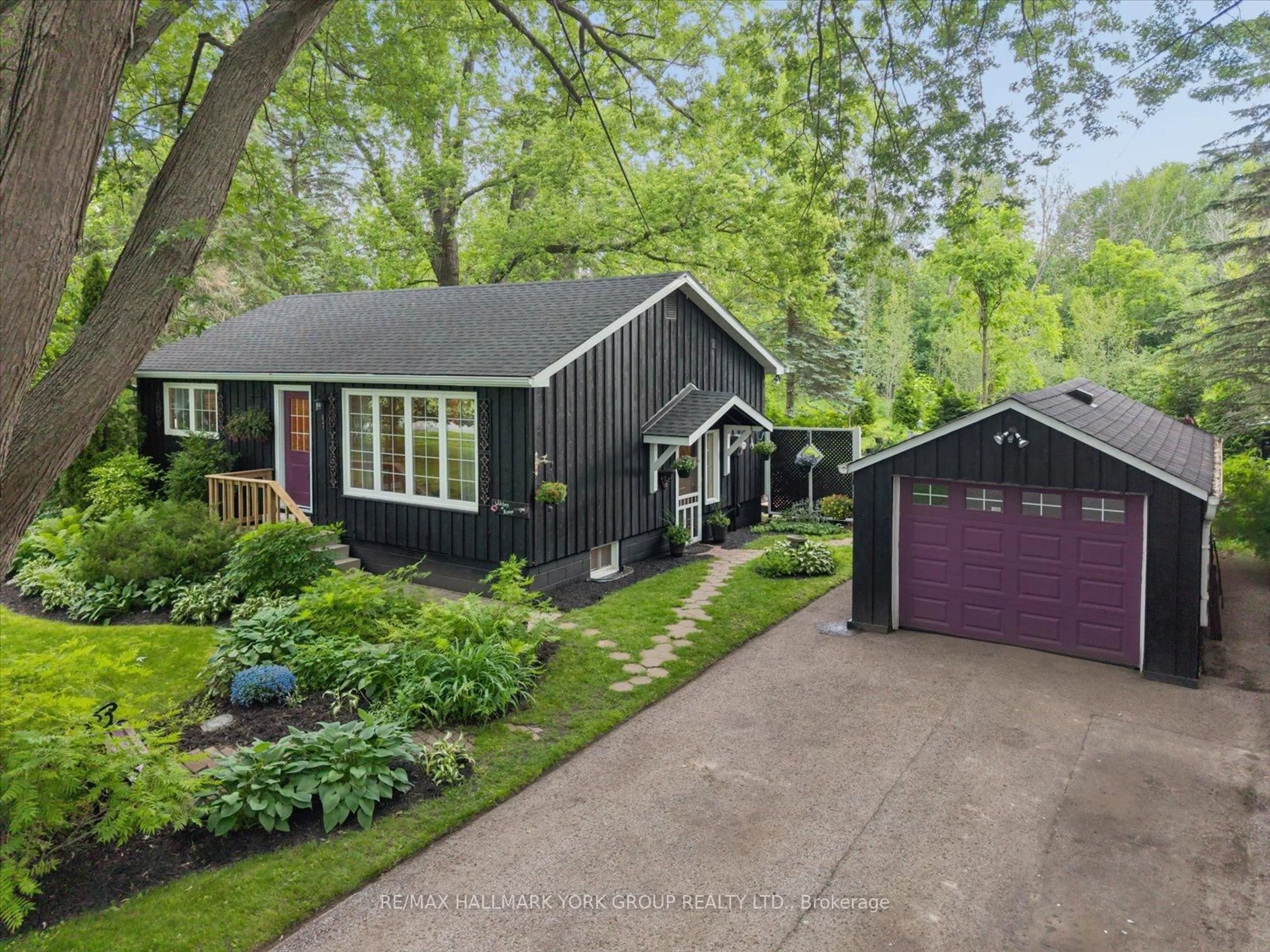 A pic from outside/outdoor area/front of a property/back of a property/a pic from drone, street for 47 Sunnidale Blvd, Georgina Ontario L0E 1L0