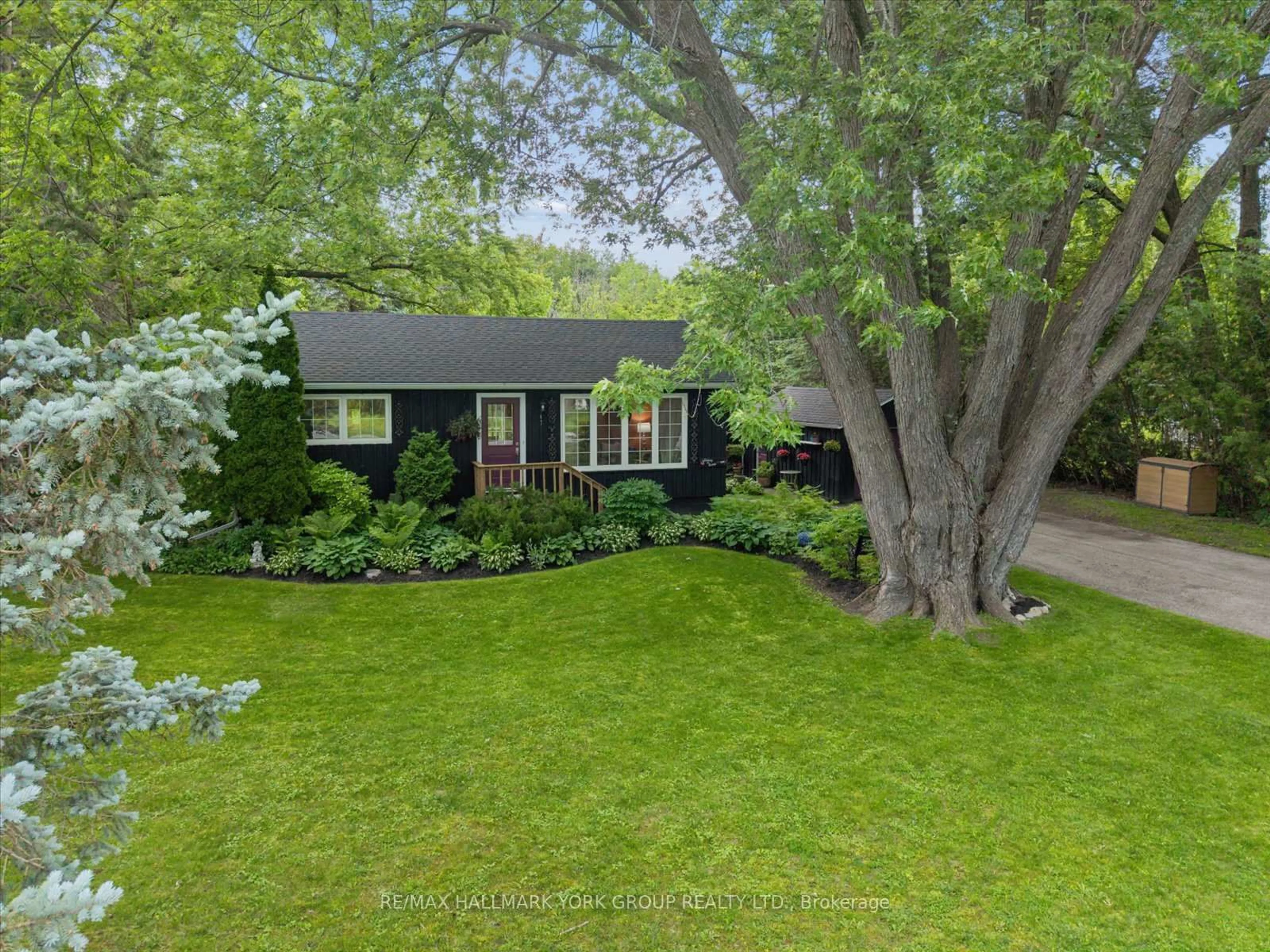 A pic from outside/outdoor area/front of a property/back of a property/a pic from drone, street for 47 Sunnidale Blvd, Georgina Ontario L0E 1L0