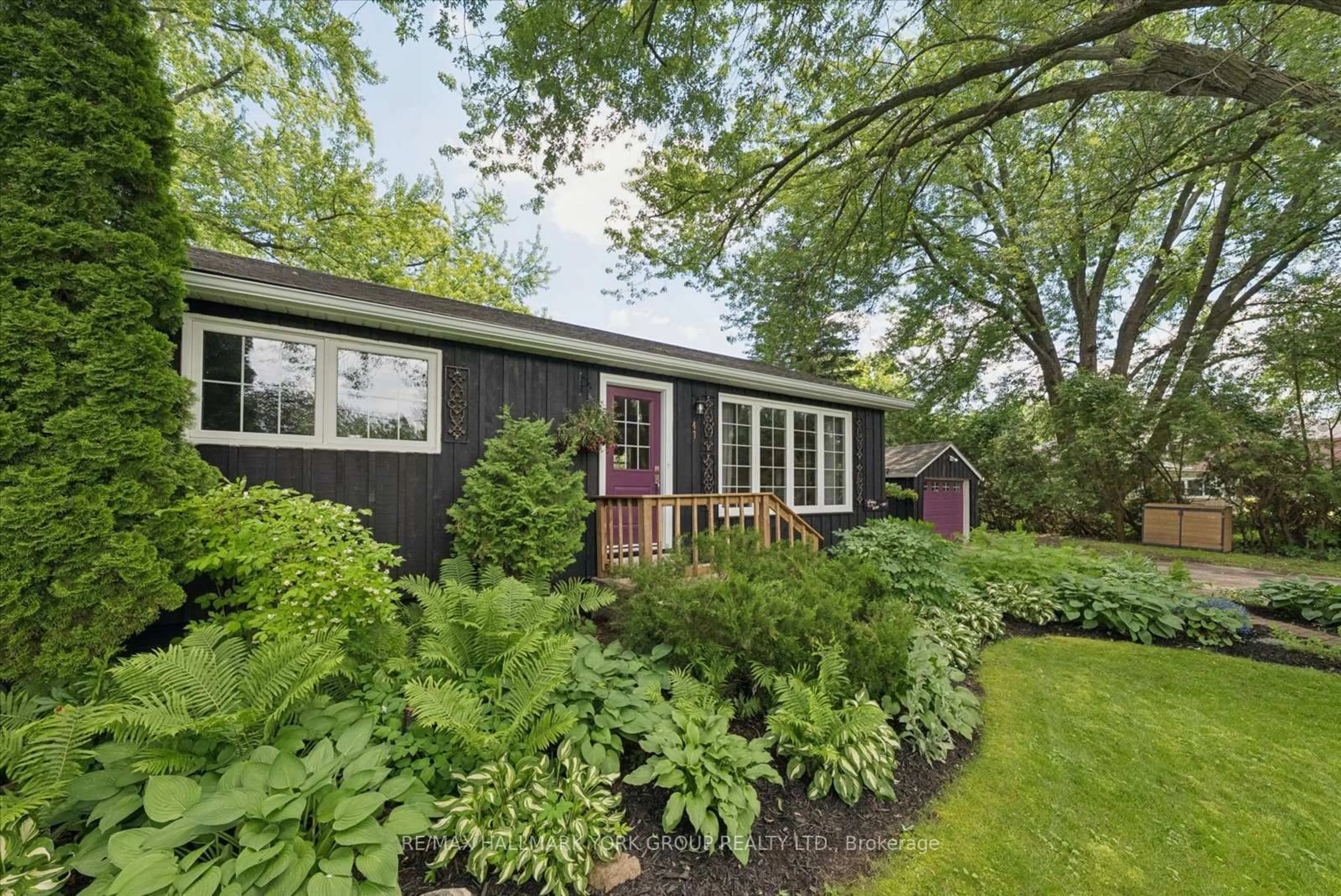 Home with vinyl exterior material, street for 47 Sunnidale Blvd, Georgina Ontario L0E 1L0