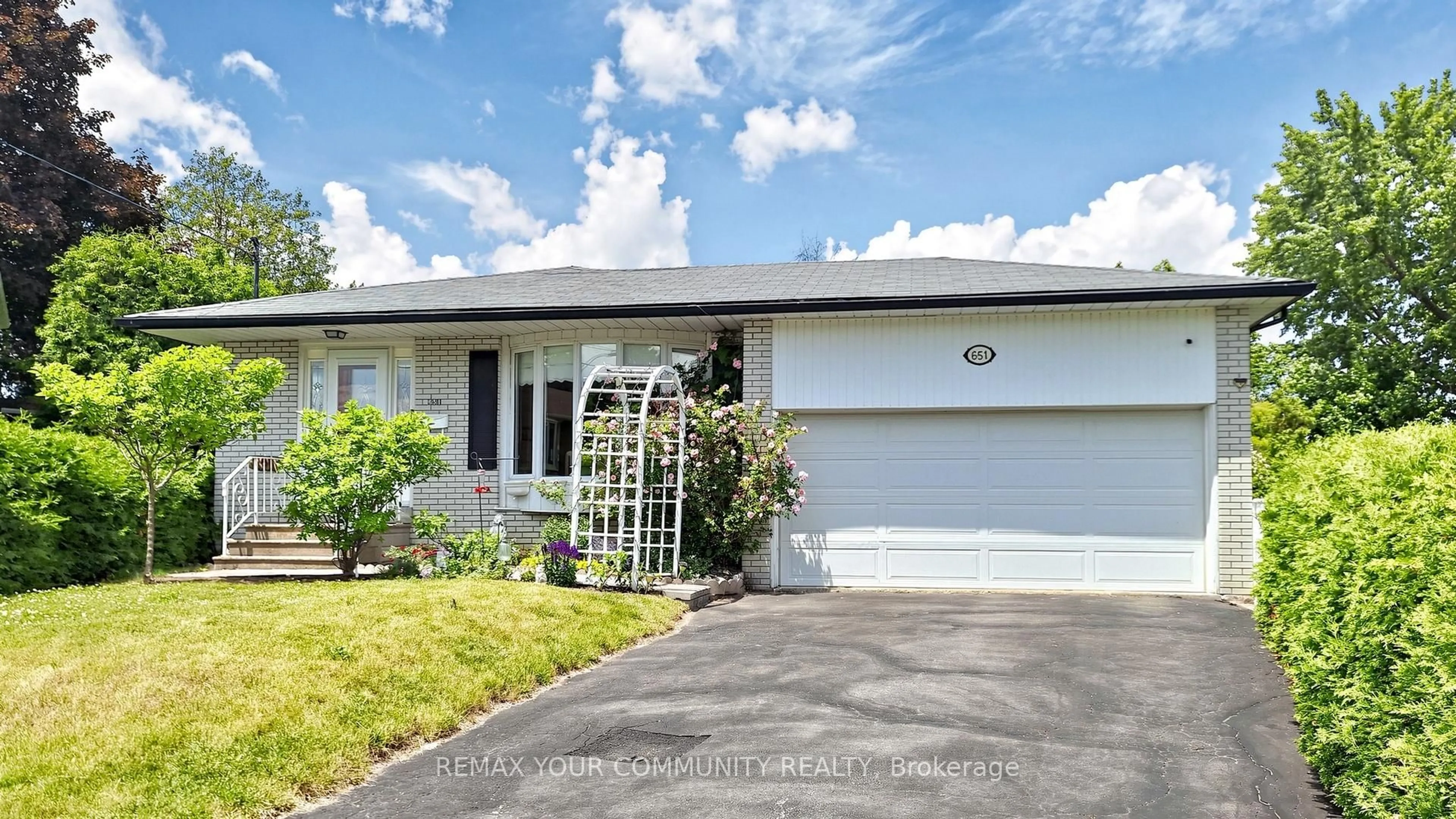 Home with vinyl exterior material, street for 651 Mossbank Crt, Newmarket Ontario L3Y 3A9