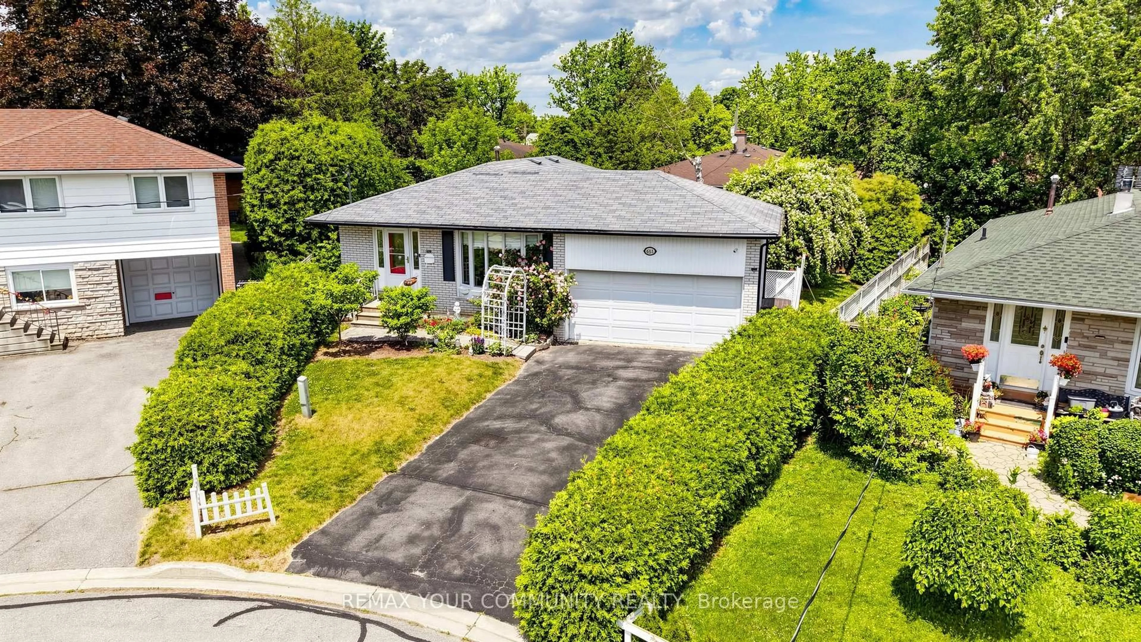 A pic from outside/outdoor area/front of a property/back of a property/a pic from drone, street for 651 Mossbank Crt, Newmarket Ontario L3Y 3A9