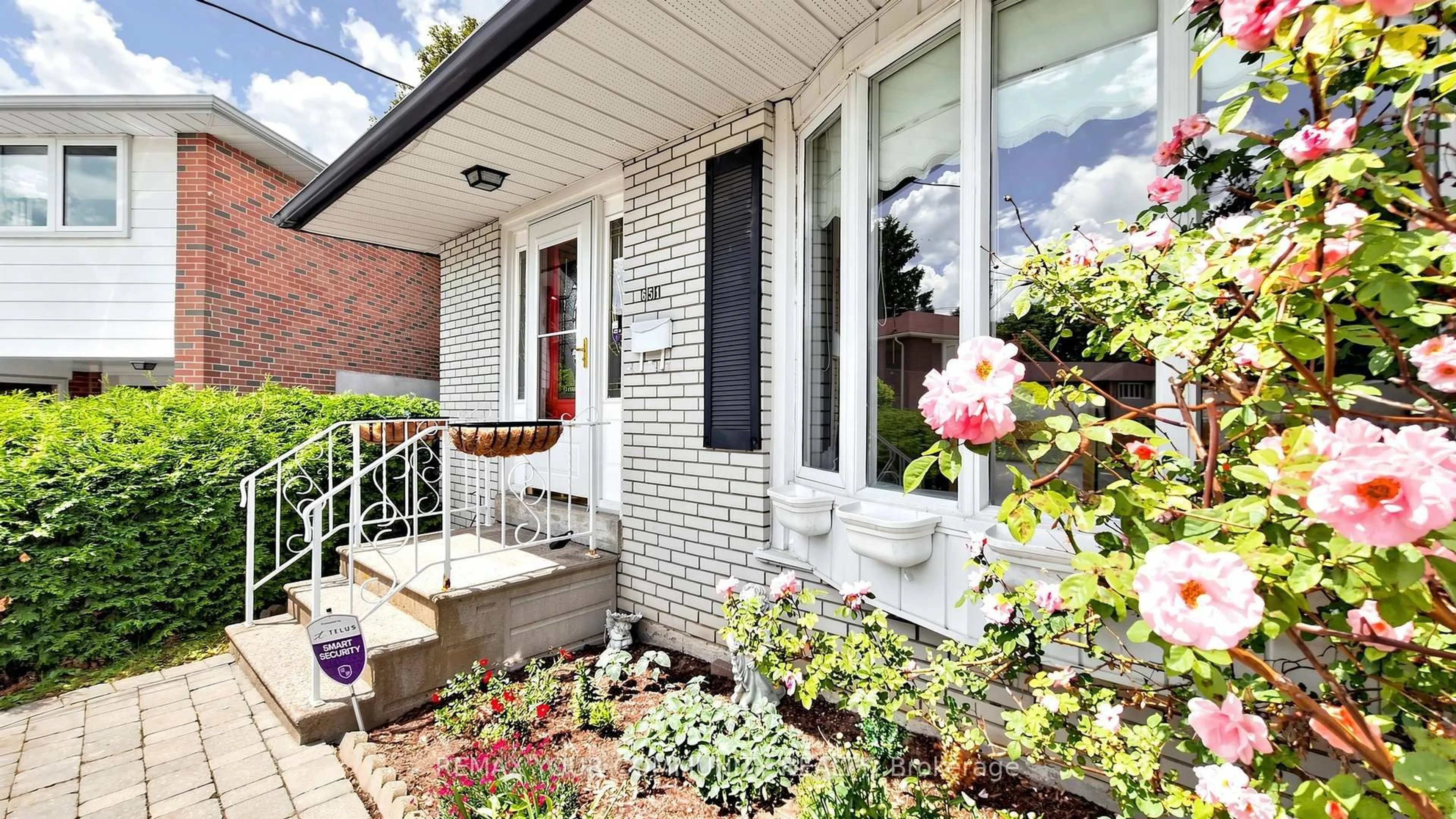 Home with brick exterior material, street for 651 Mossbank Crt, Newmarket Ontario L3Y 3A9