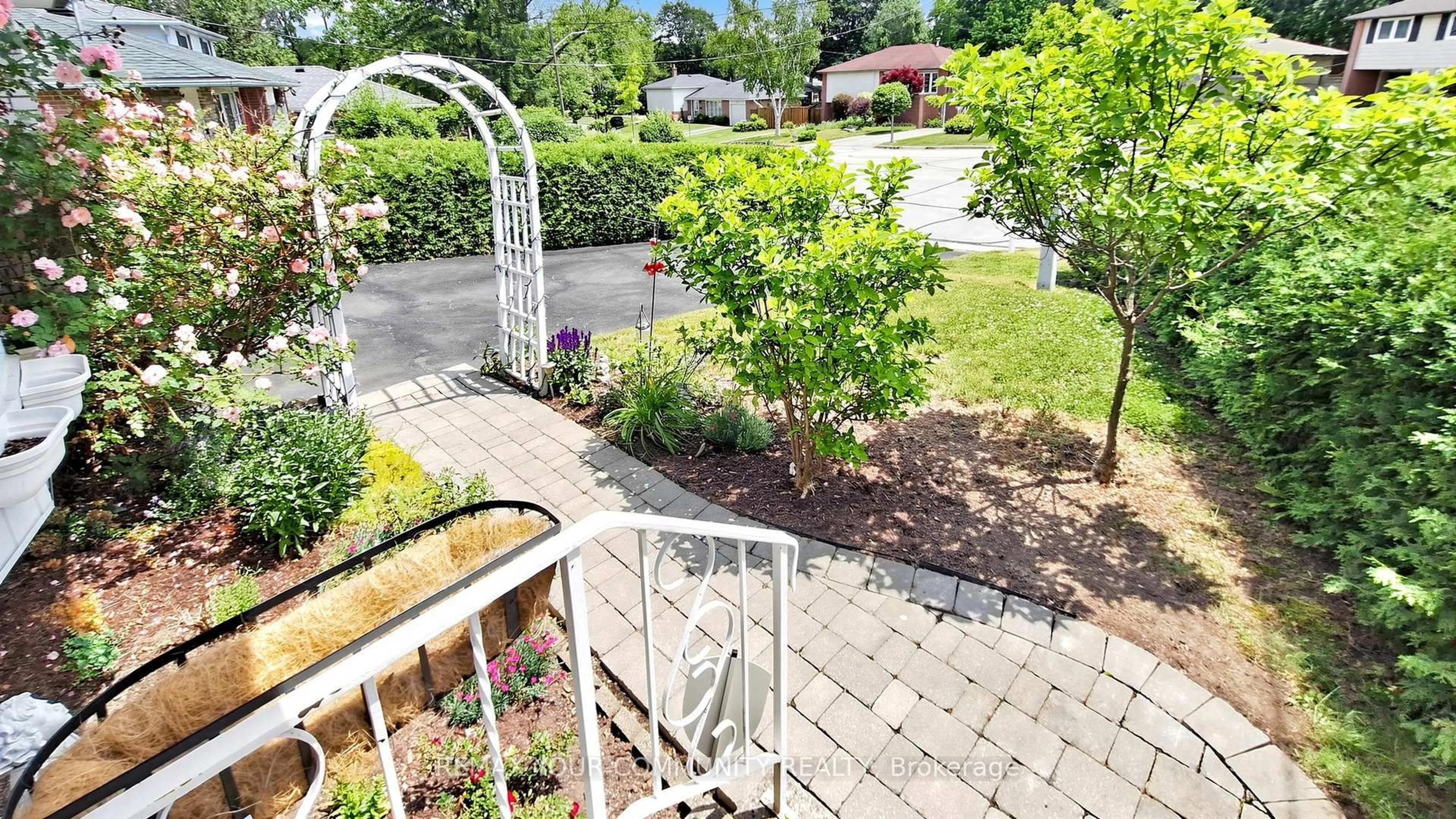 A pic from outside/outdoor area/front of a property/back of a property/a pic from drone, street for 651 Mossbank Crt, Newmarket Ontario L3Y 3A9