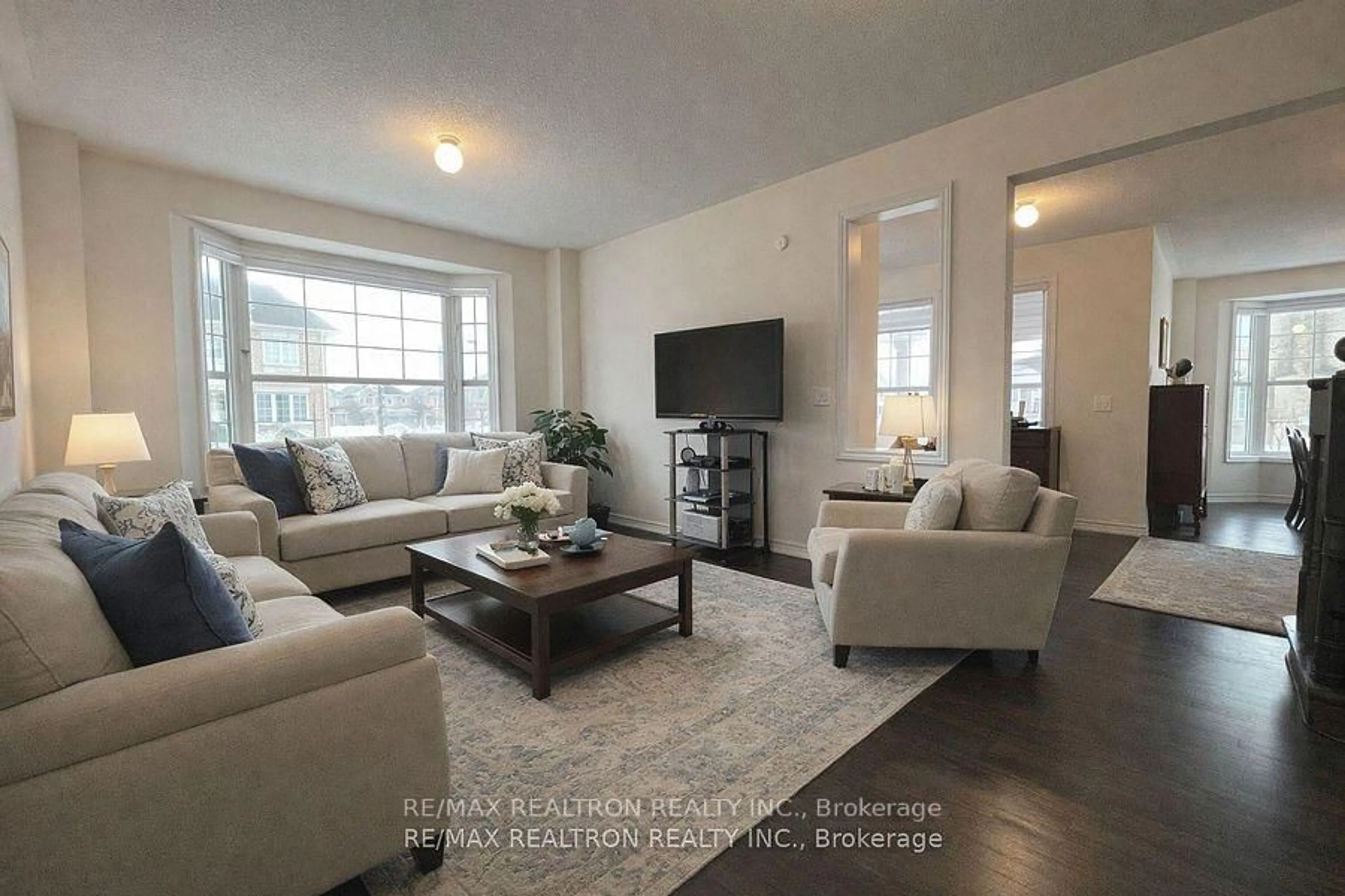 Living room with furniture, unknown for 285 West Lawn Cres, Whitchurch-Stouffville Ontario L4A 1X3