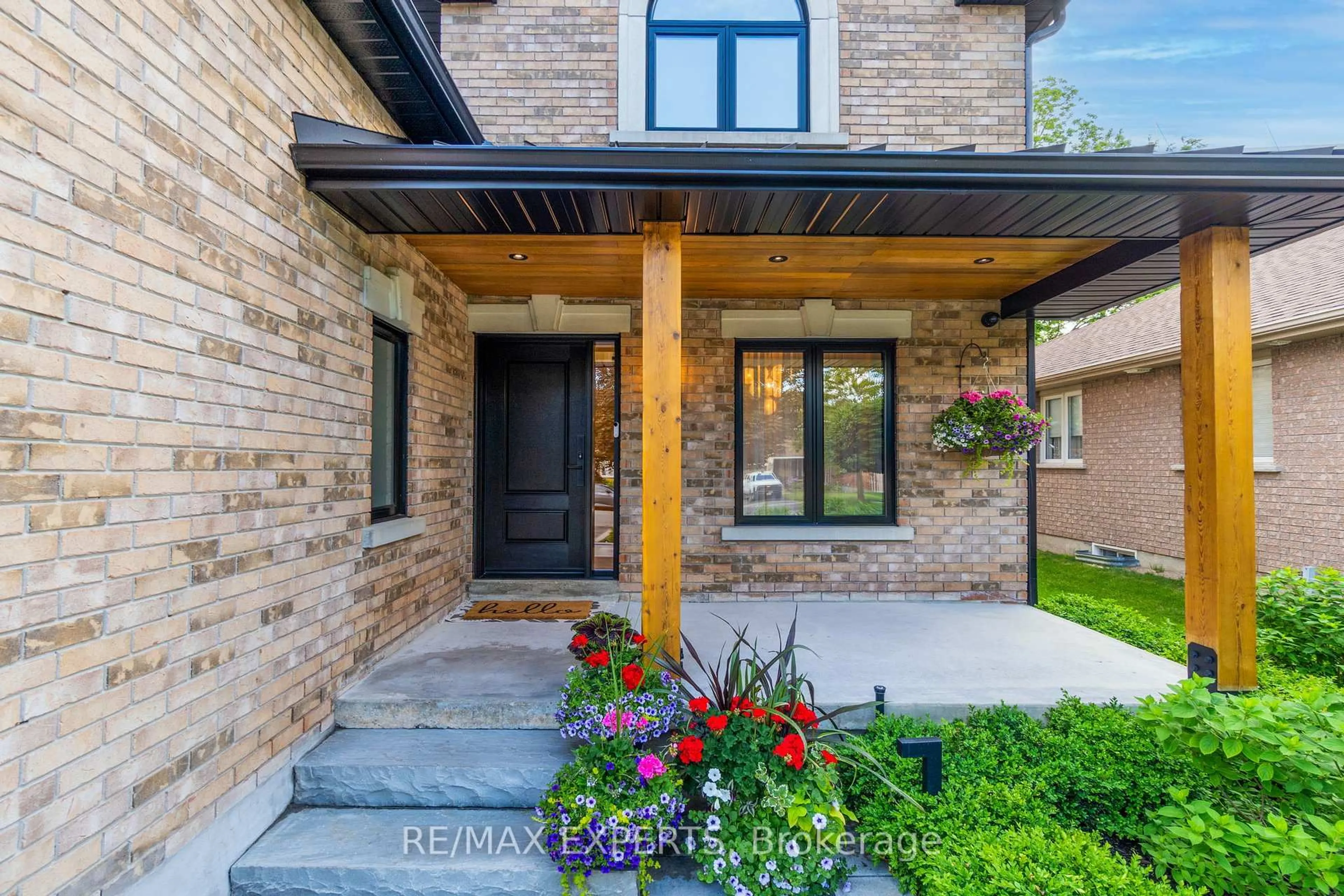 Home with brick exterior material, street for 8 Brent Rd, East Gwillimbury Ontario L9N 1R9