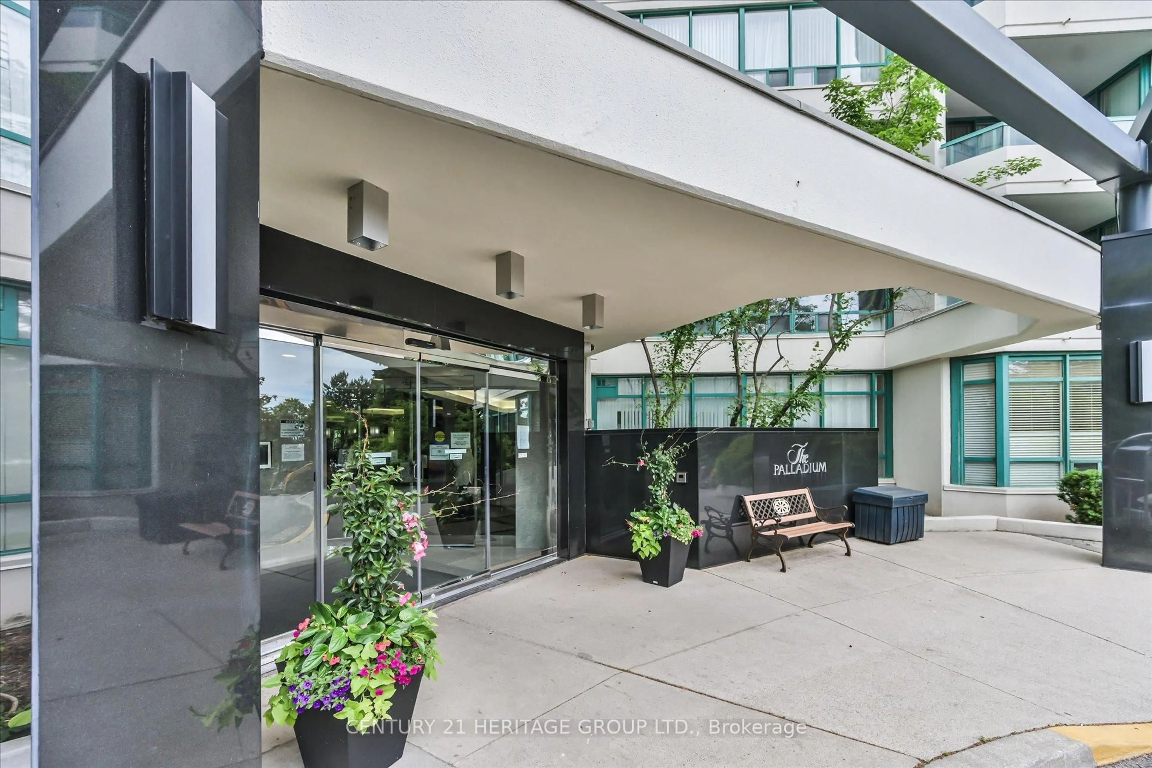 Indoor foyer for 7250 Yonge St #410, Vaughan Ontario L4J 7X1