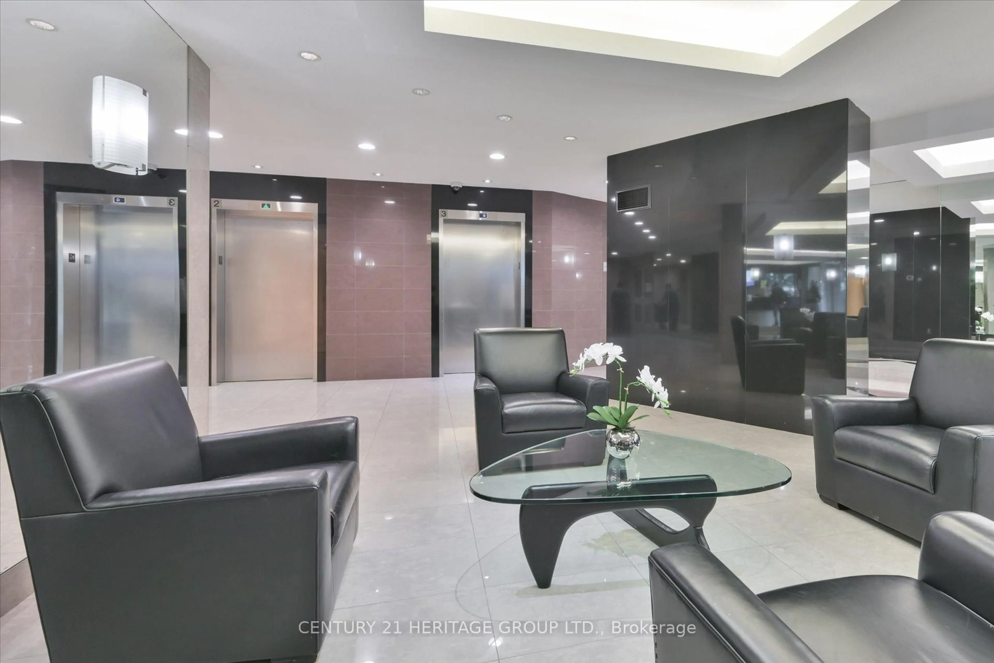 Lobby for 7250 Yonge St #410, Vaughan Ontario L4J 7X1