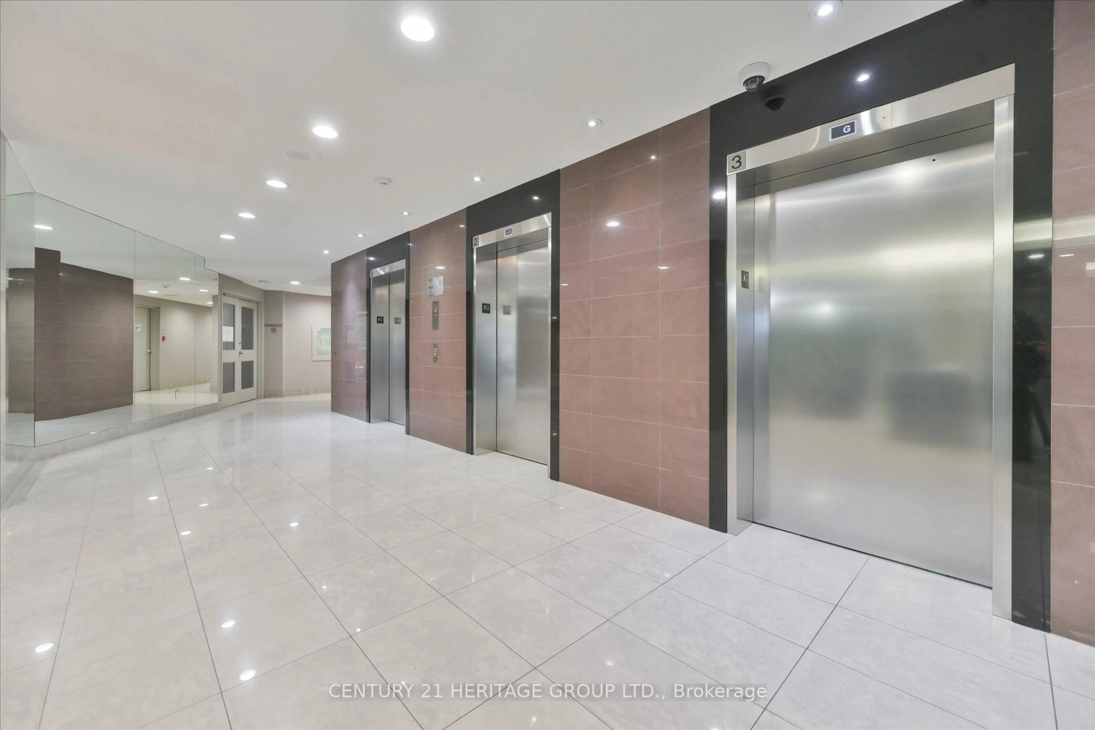 Indoor foyer for 7250 Yonge St #410, Vaughan Ontario L4J 7X1