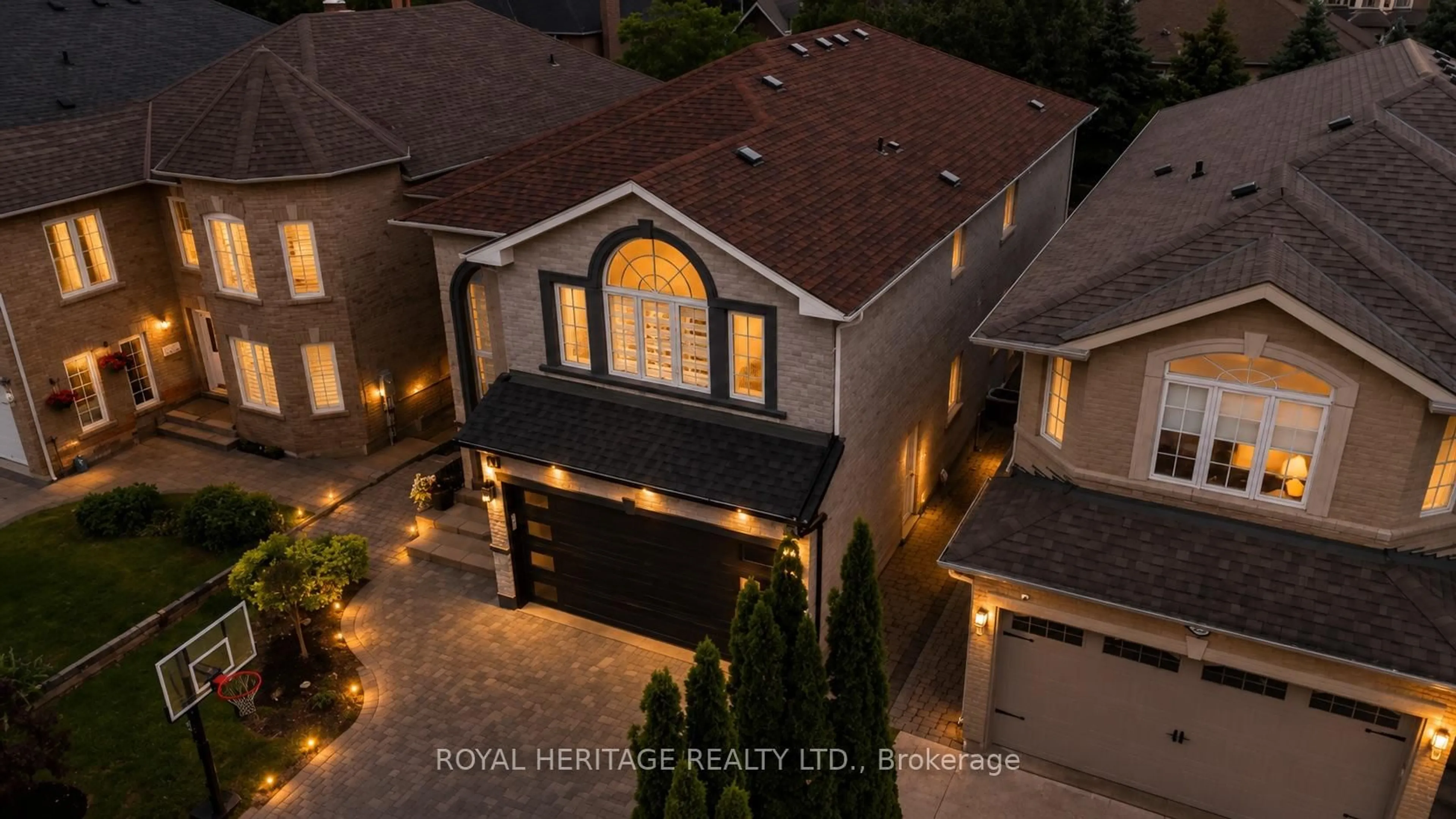A pic from outside/outdoor area/front of a property/back of a property/a pic from drone, street for 71 Lund St, Richmond Hill Ontario L4C 9V7