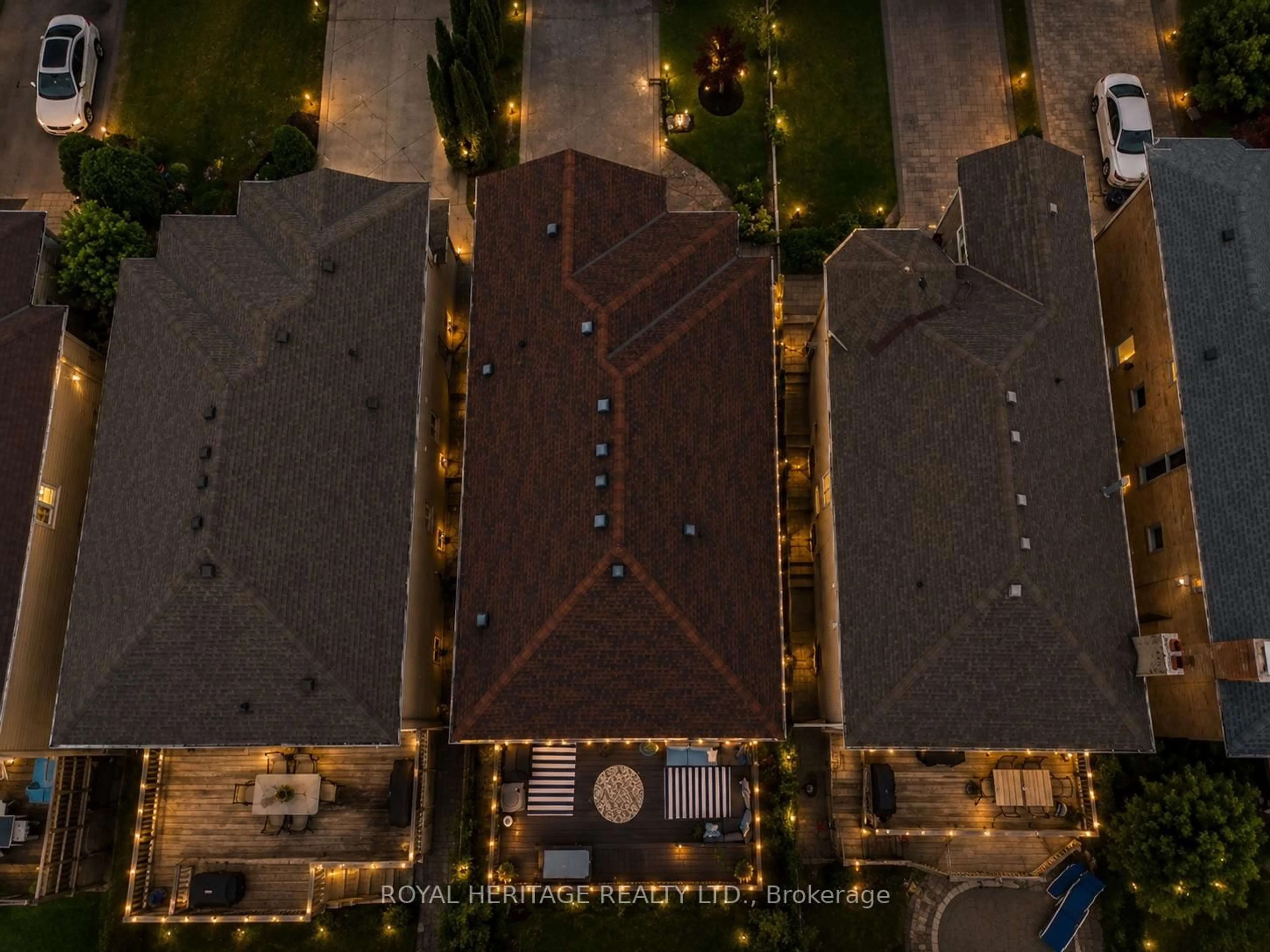 A pic from outside/outdoor area/front of a property/back of a property/a pic from drone, city buildings view from balcony for 71 Lund St, Richmond Hill Ontario L4C 9V7