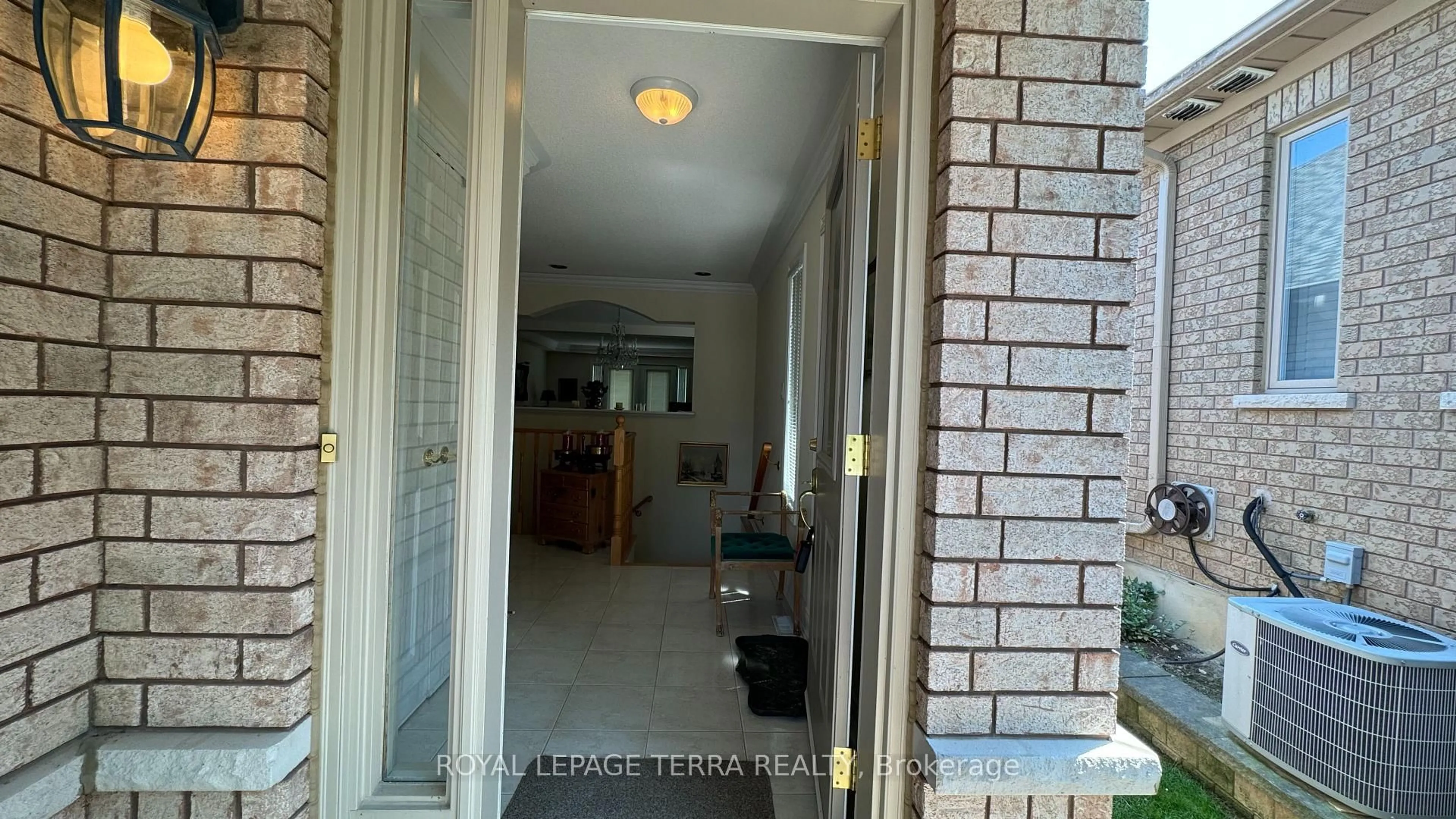 Indoor foyer for 13 Montebello Terr, New Tecumseth Ontario L9R 2H4