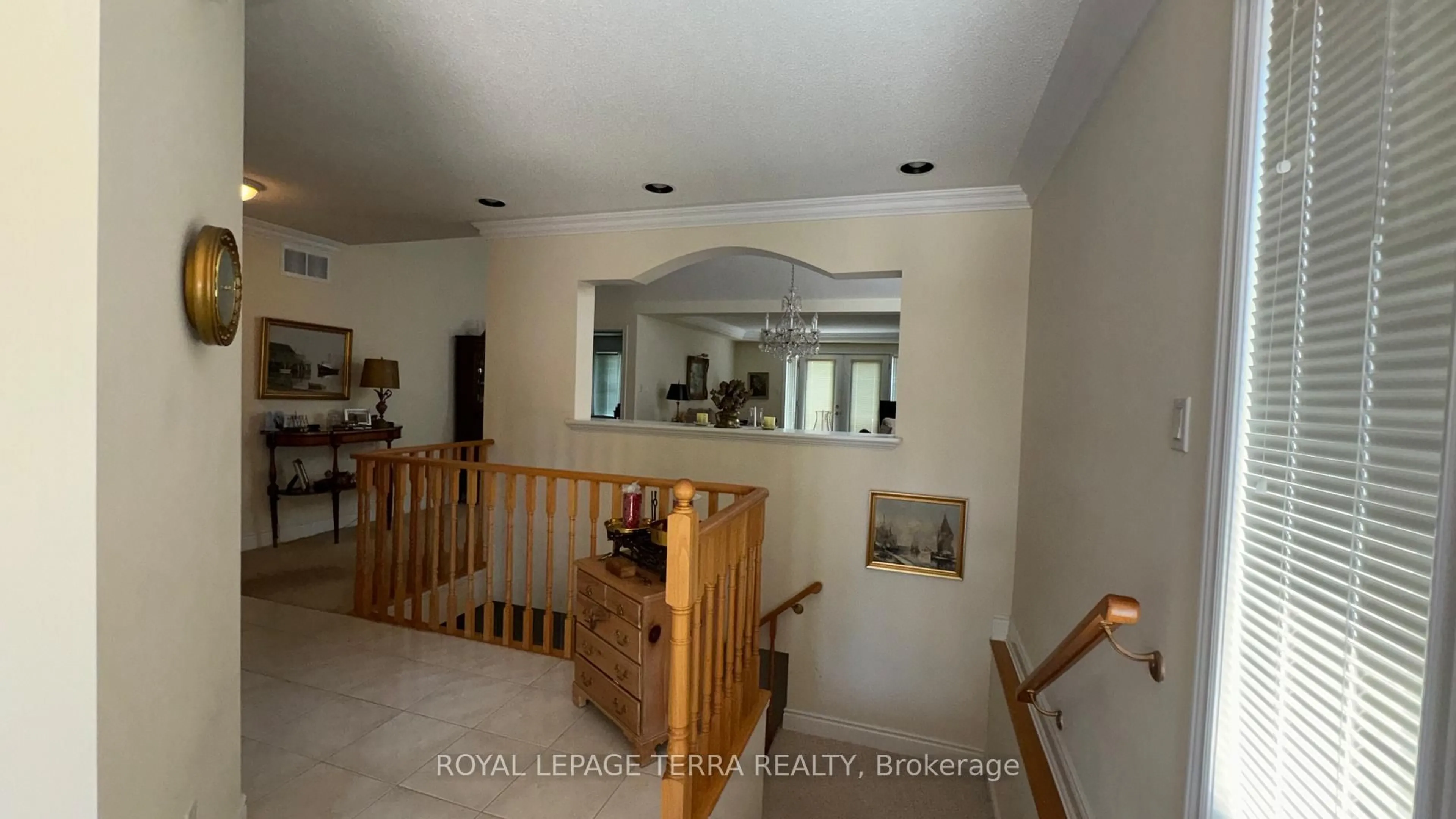 Indoor foyer for 13 Montebello Terr, New Tecumseth Ontario L9R 2H4