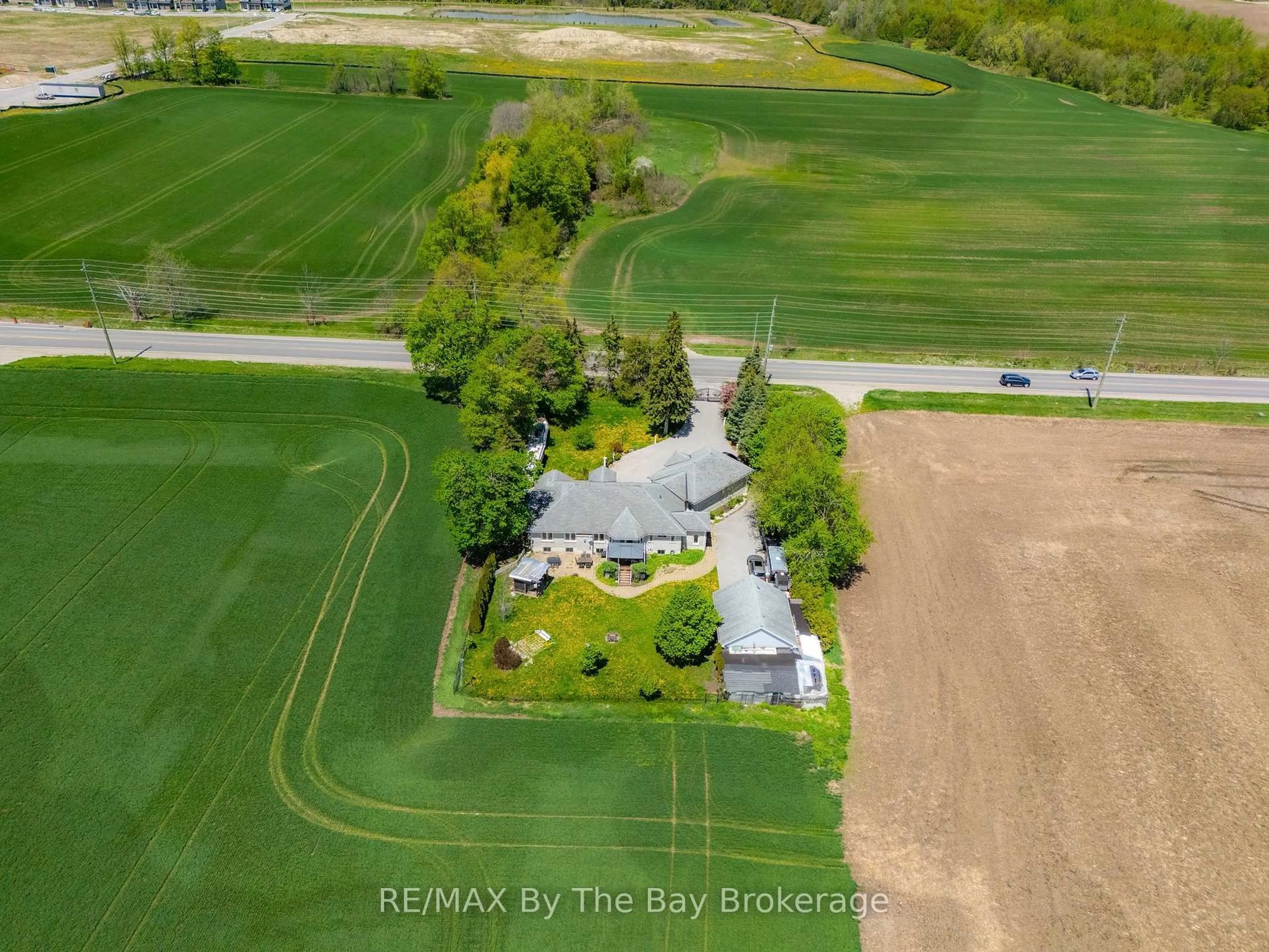 A pic from outside/outdoor area/front of a property/back of a property/a pic from drone, street for 2569 Lockhart Rd, Innisfil Ontario L9S 3G2