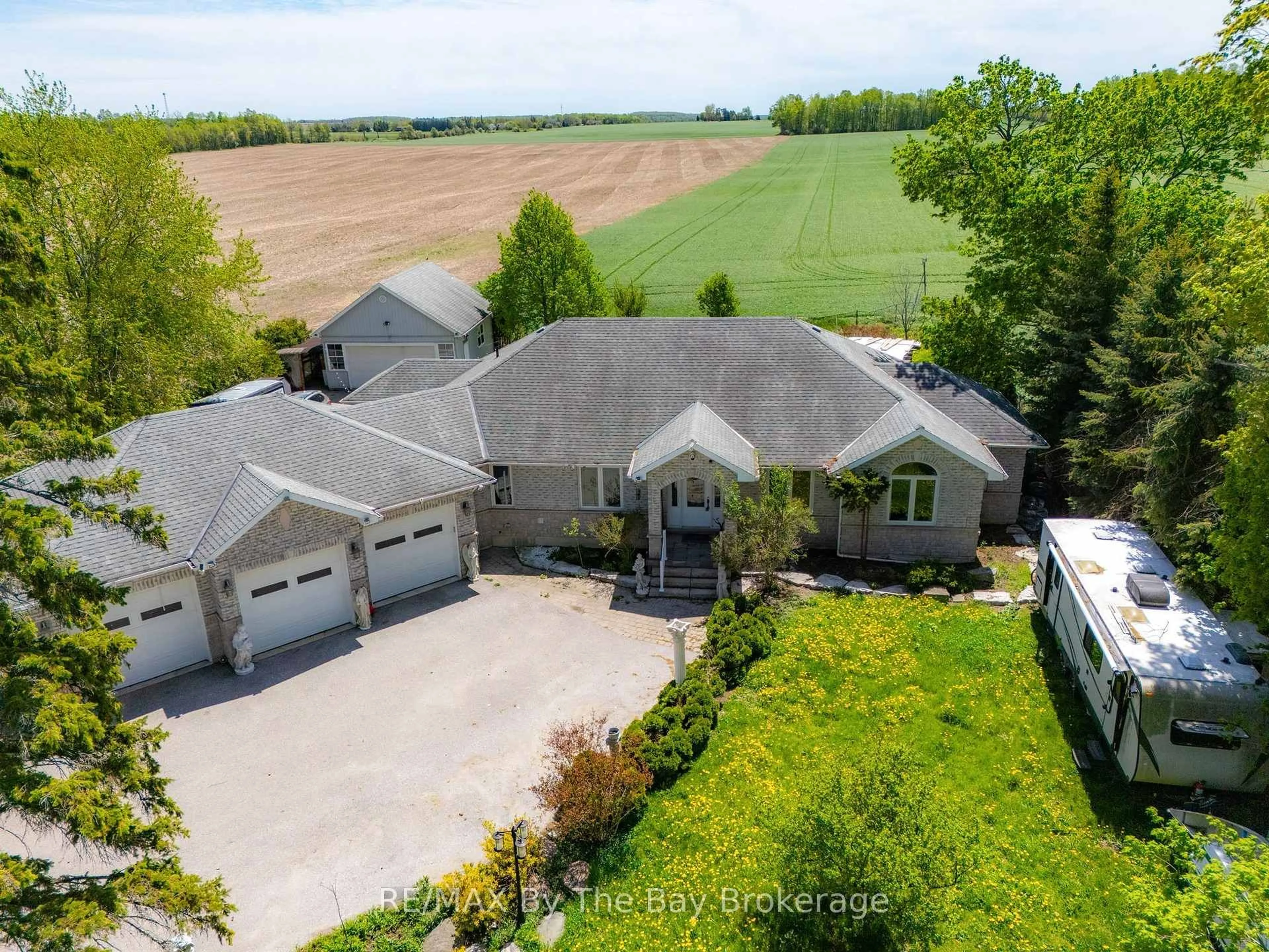A pic from outside/outdoor area/front of a property/back of a property/a pic from drone, street for 2569 Lockhart Rd, Innisfil Ontario L9S 3G2