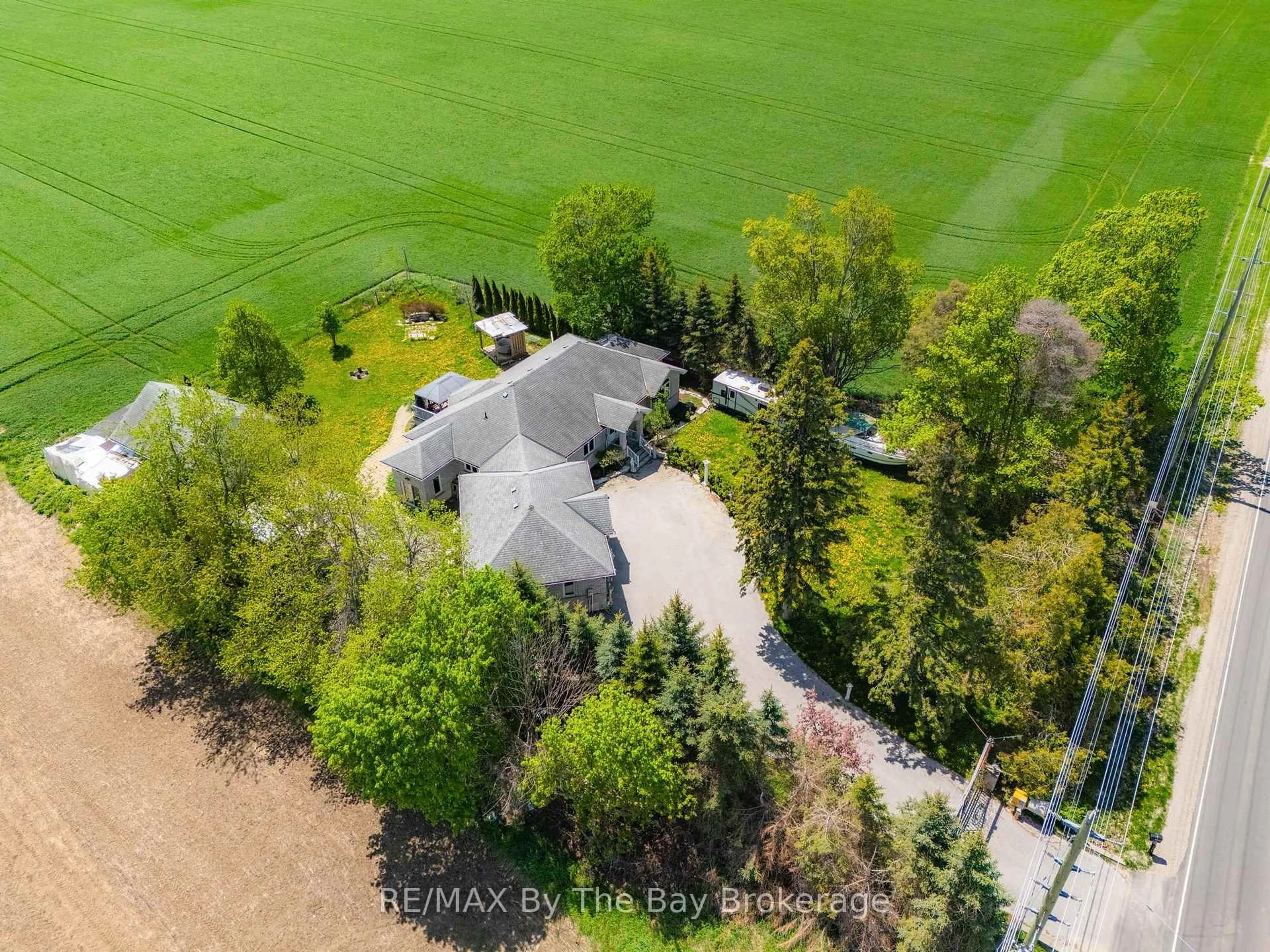 A pic from outside/outdoor area/front of a property/back of a property/a pic from drone, unknown for 2569 Lockhart Rd, Innisfil Ontario L9S 3G2