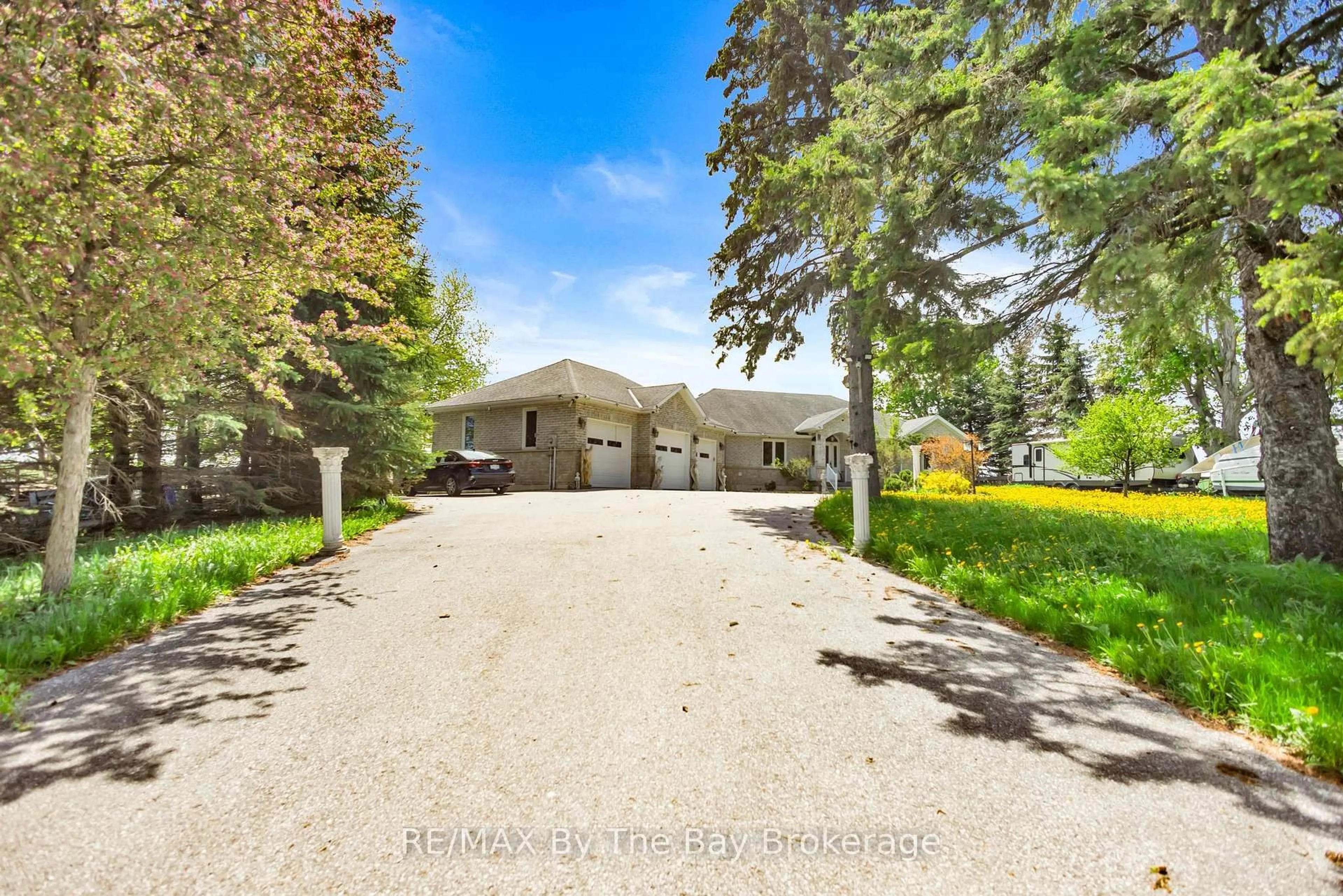 A pic from outside/outdoor area/front of a property/back of a property/a pic from drone, street for 2569 Lockhart Rd, Innisfil Ontario L9S 3G2