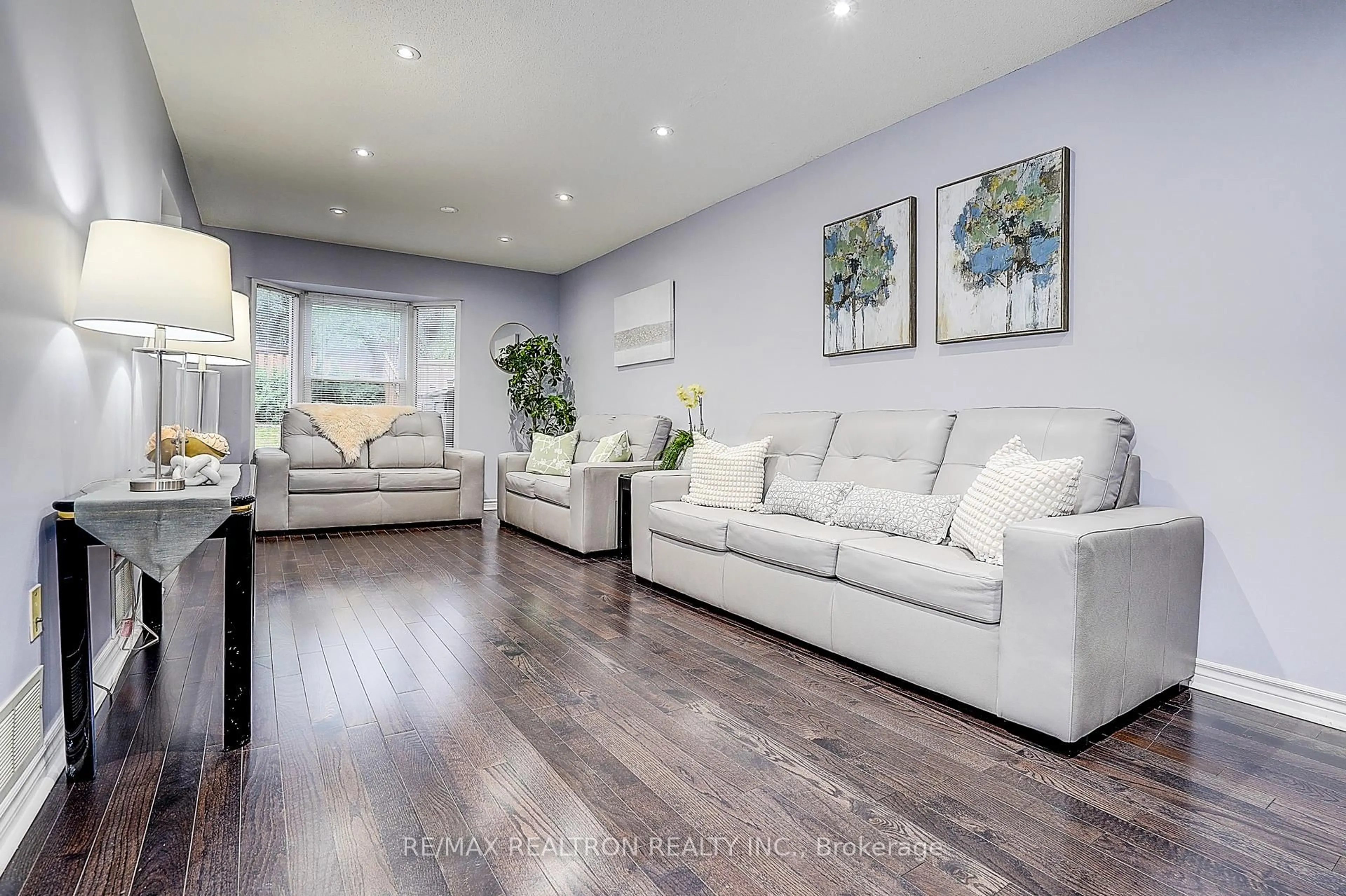 Living room with furniture, wood/laminate floor for 51 Steepleview Cres, Richmond Hill Ontario L4C 9R3