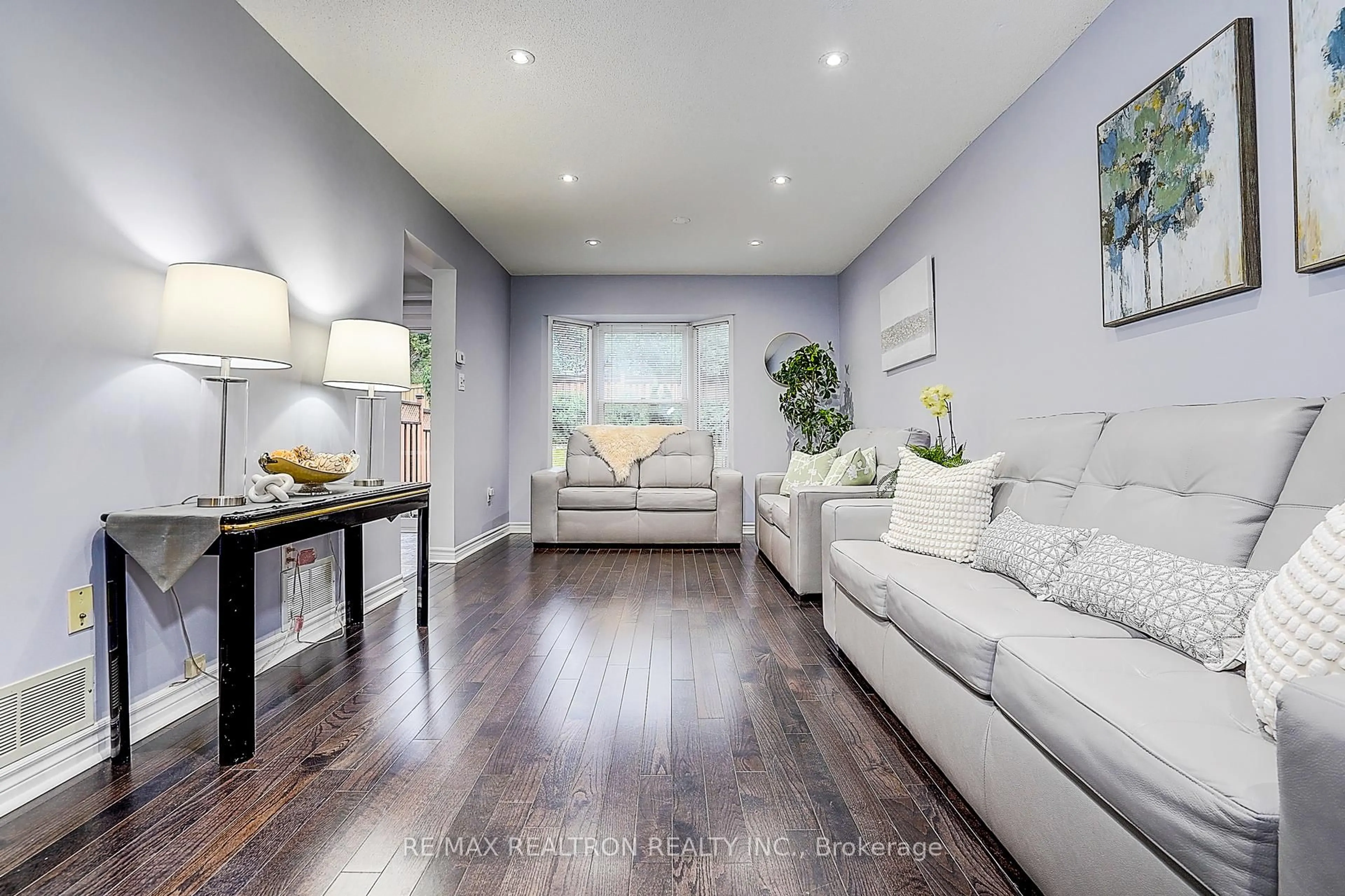 Living room with furniture, wood/laminate floor for 51 Steepleview Cres, Richmond Hill Ontario L4C 9R3