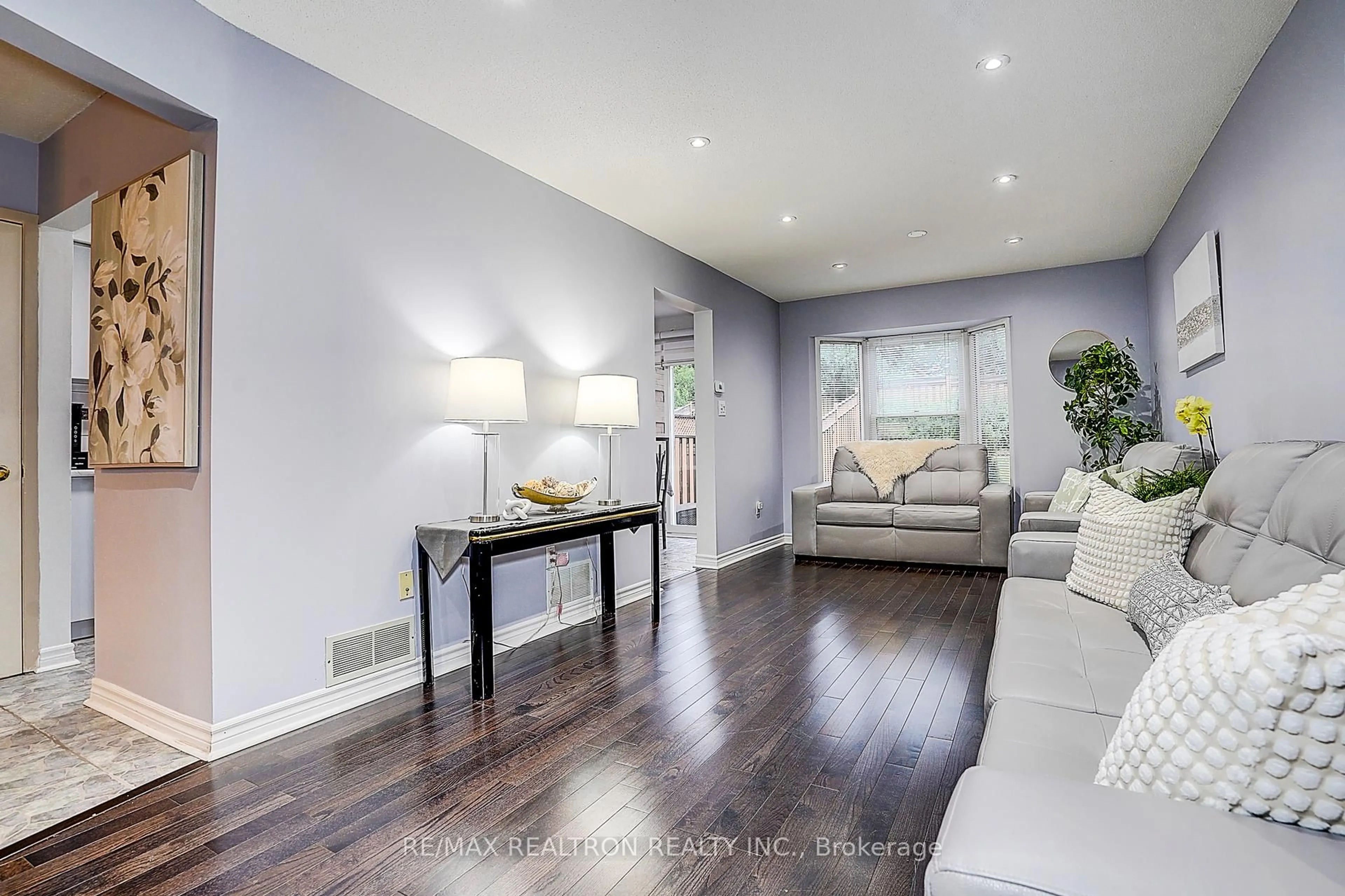 Living room with furniture, wood/laminate floor for 51 Steepleview Cres, Richmond Hill Ontario L4C 9R3