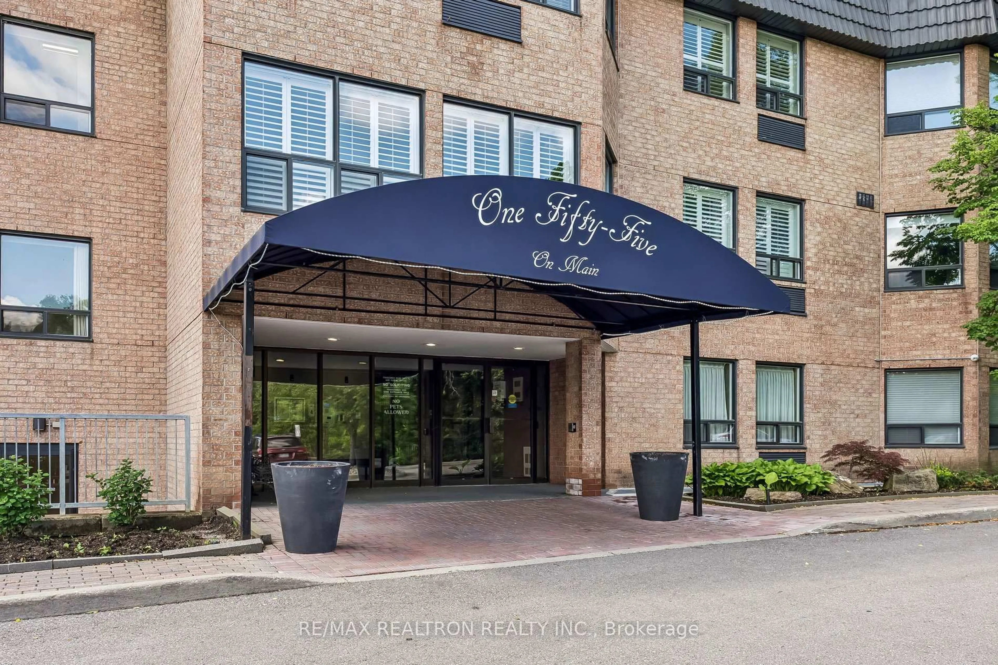 Indoor foyer for 155 Main St #211, Newmarket Ontario L3Y 8C2