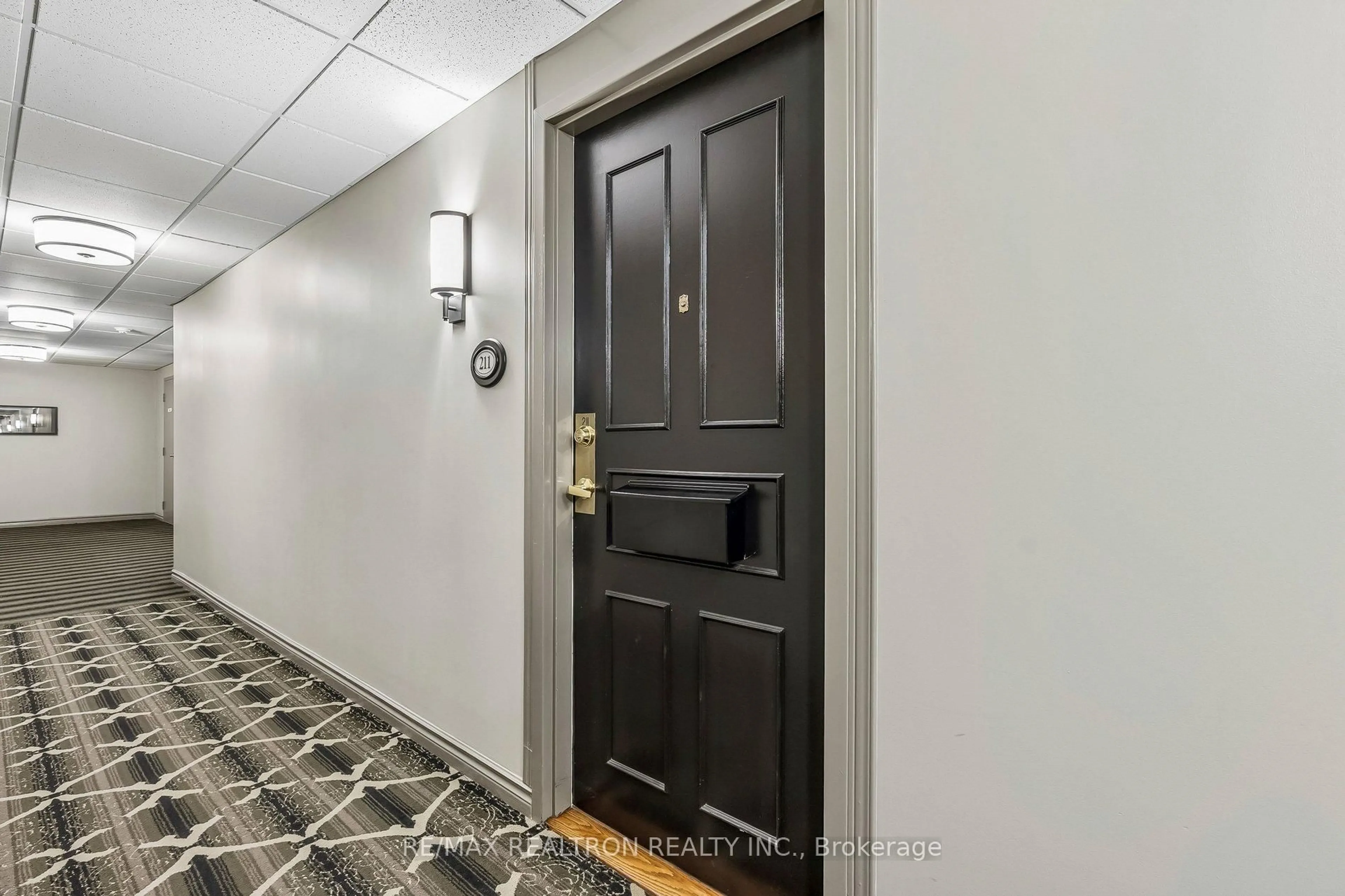 Indoor entryway for 155 Main St #211, Newmarket Ontario L3Y 8C2