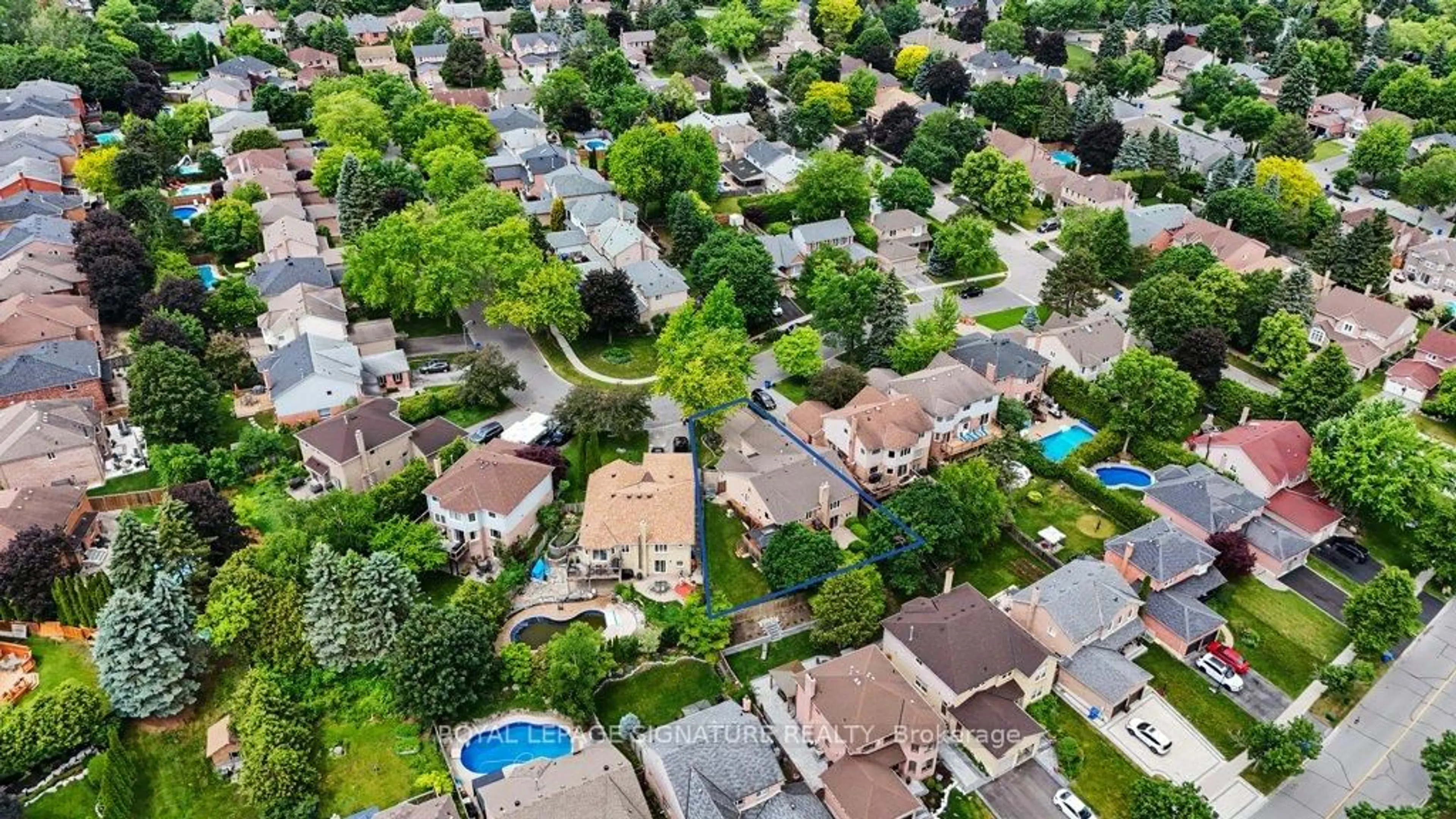 A pic from outside/outdoor area/front of a property/back of a property/a pic from drone, street for 9 Beatty Cres, Aurora Ontario L4G 5V2