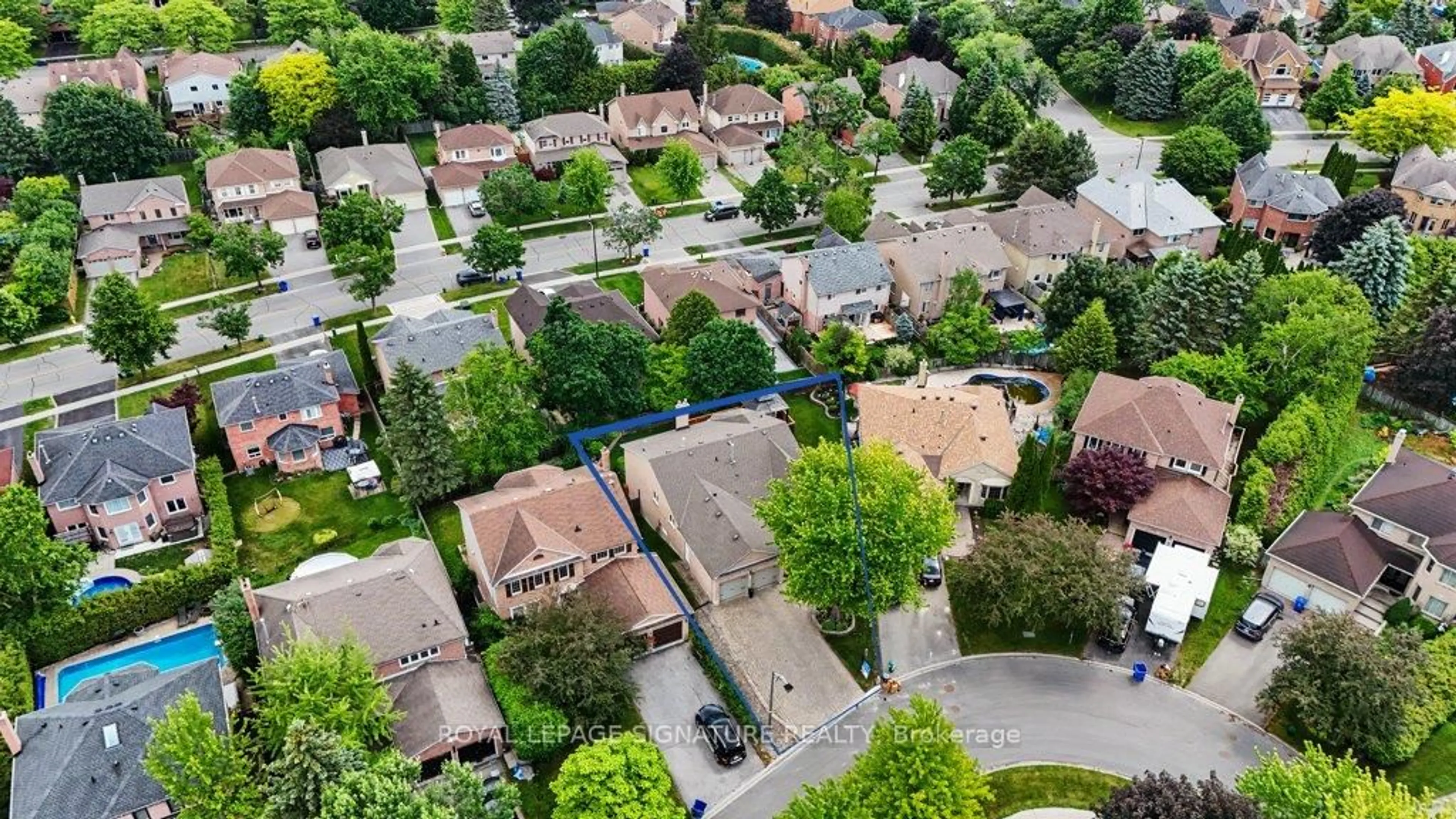 A pic from outside/outdoor area/front of a property/back of a property/a pic from drone, street for 9 Beatty Cres, Aurora Ontario L4G 5V2