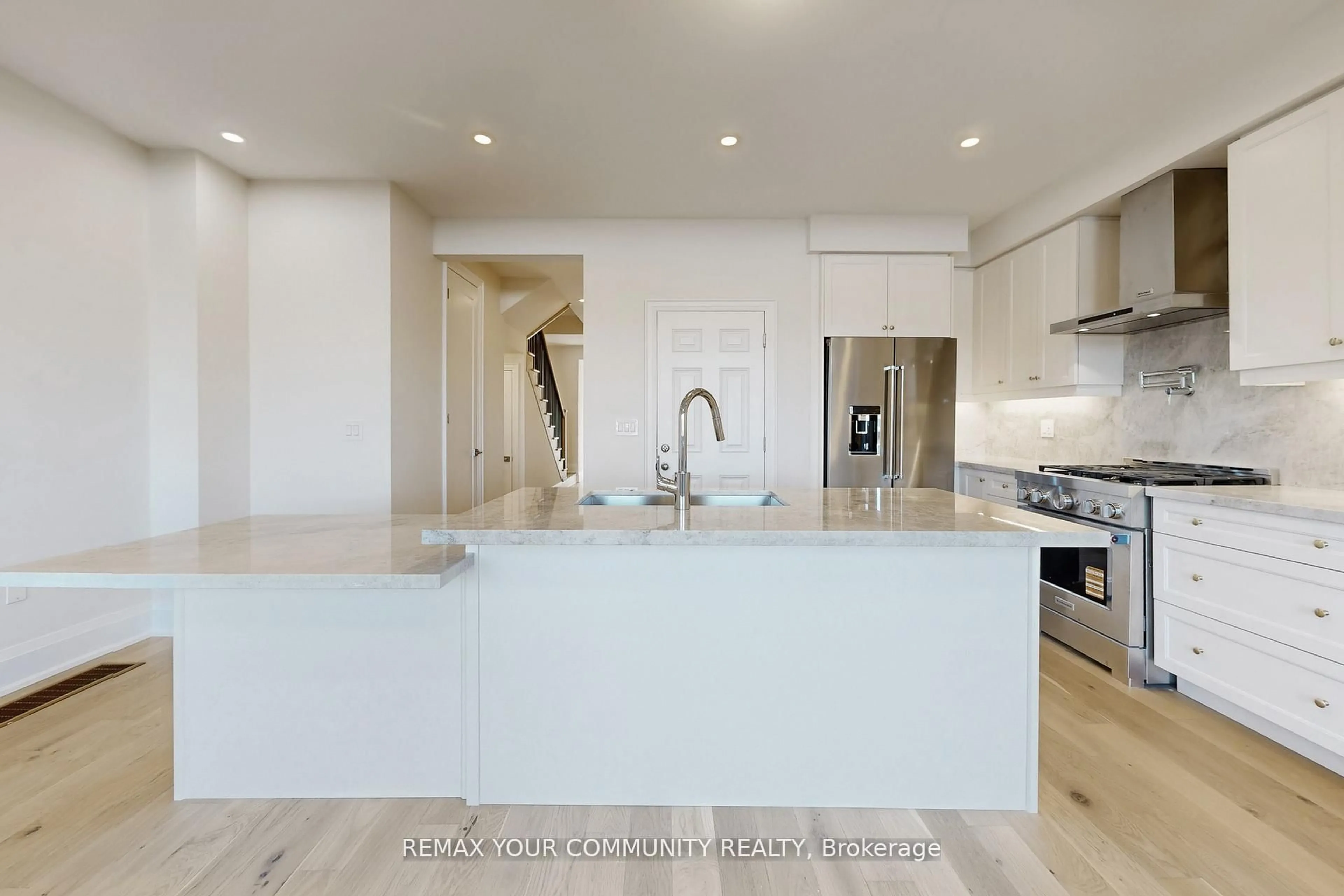 Contemporary kitchen, ceramic/tile floor for 44 Schmeltzer Cres, Richmond Hill Ontario L4E 1A2