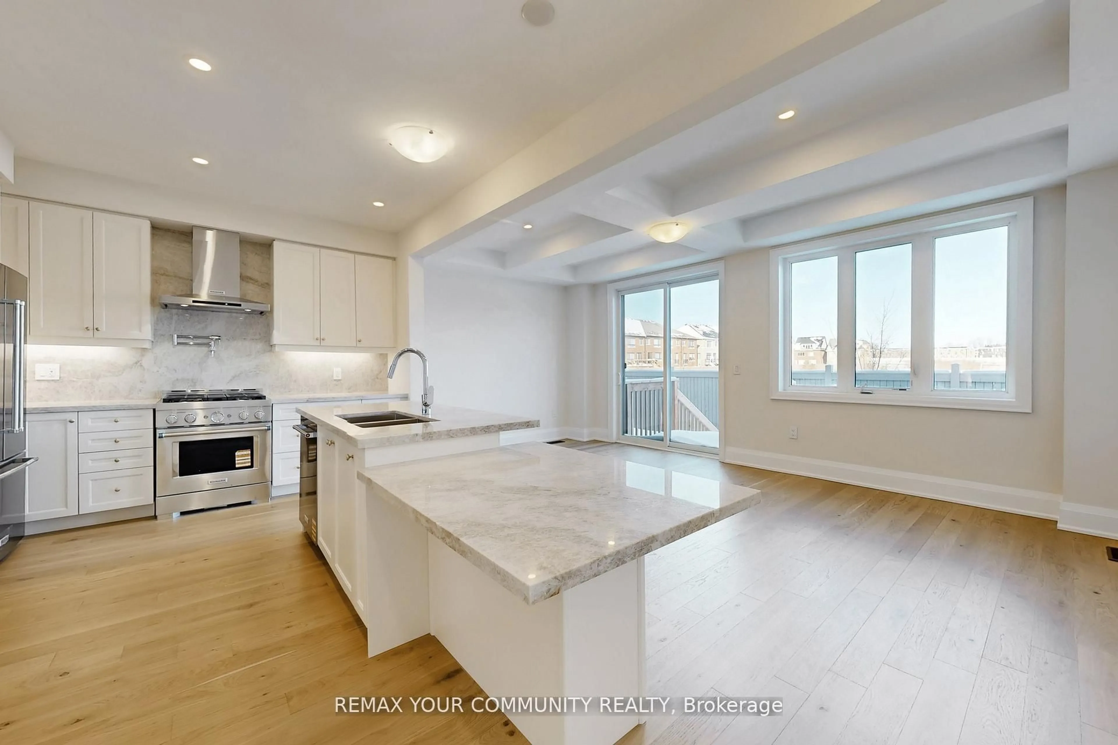 Open concept kitchen, ceramic/tile floor for 44 Schmeltzer Cres, Richmond Hill Ontario L4E 1A2