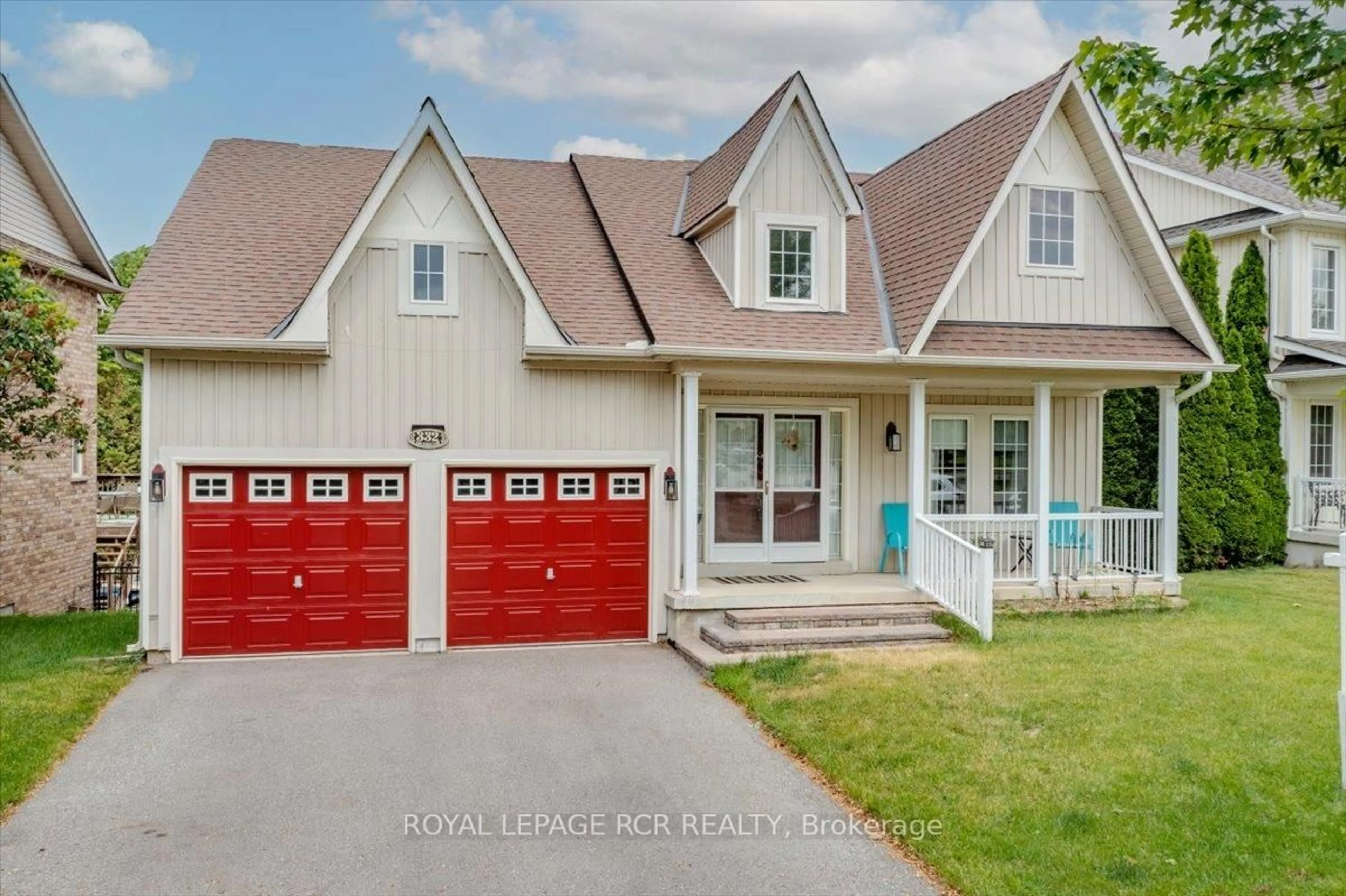 Home with vinyl exterior material, street for 332 King St, East Gwillimbury Ontario L0G 1M0