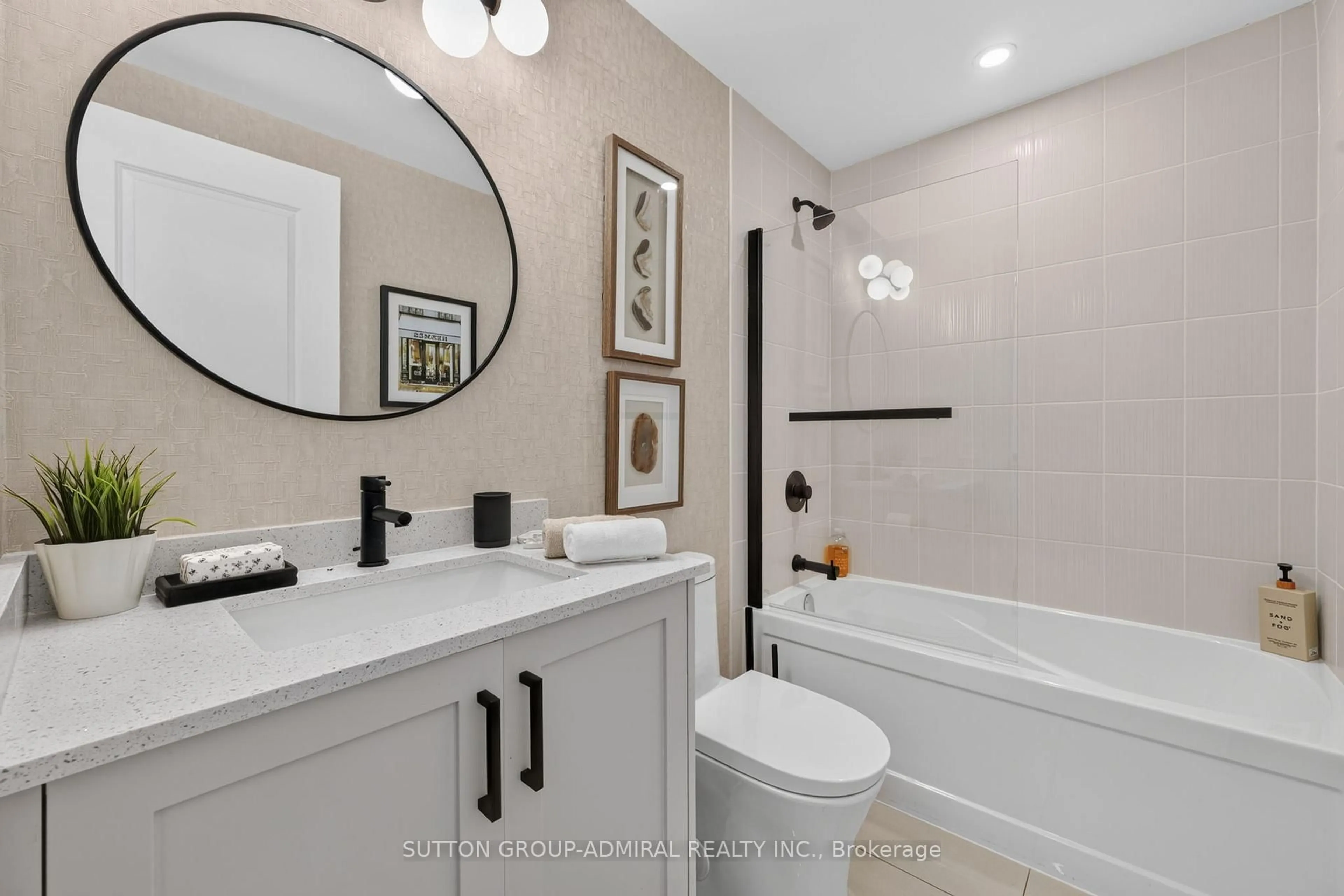 Contemporary bathroom, ceramic/tile floor for 10 Gatineau Dr #1206W, Vaughan Ontario L4J 0L2