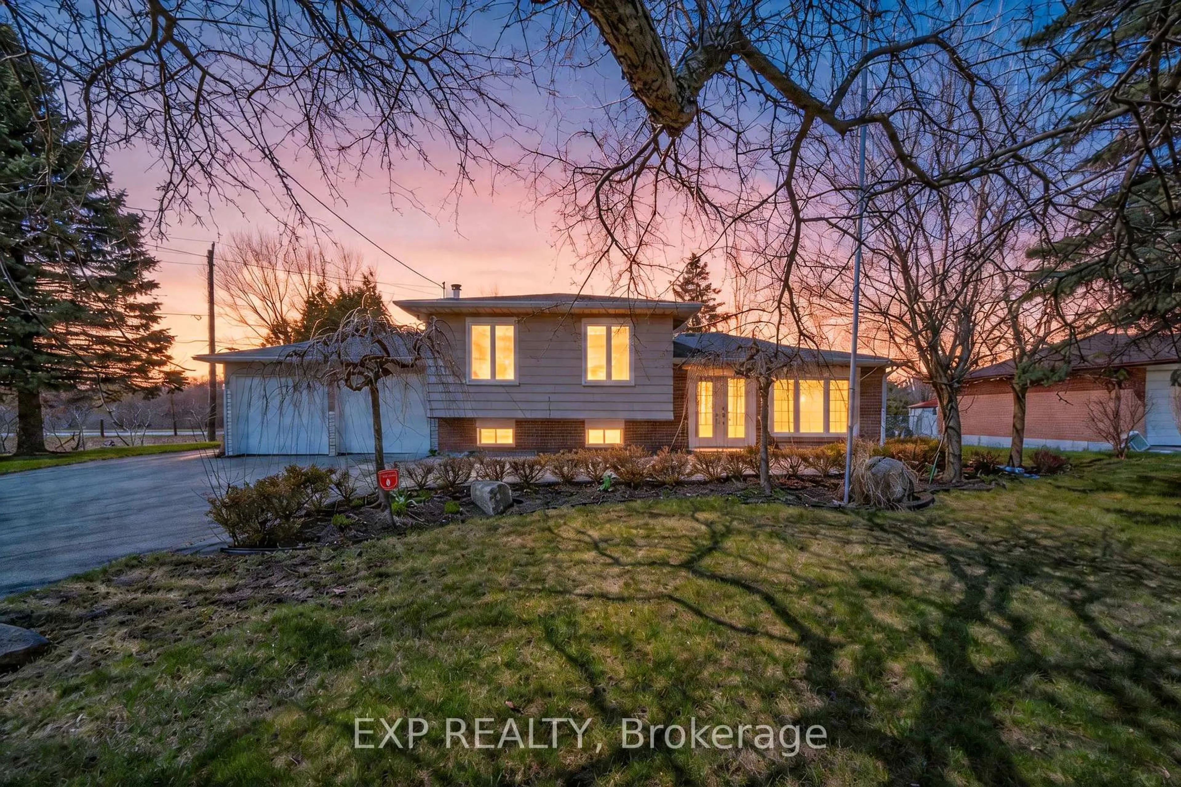 A pic from outside/outdoor area/front of a property/back of a property/a pic from drone, street for 28 Lakeland Cres, Richmond Hill Ontario L4E 2Z8