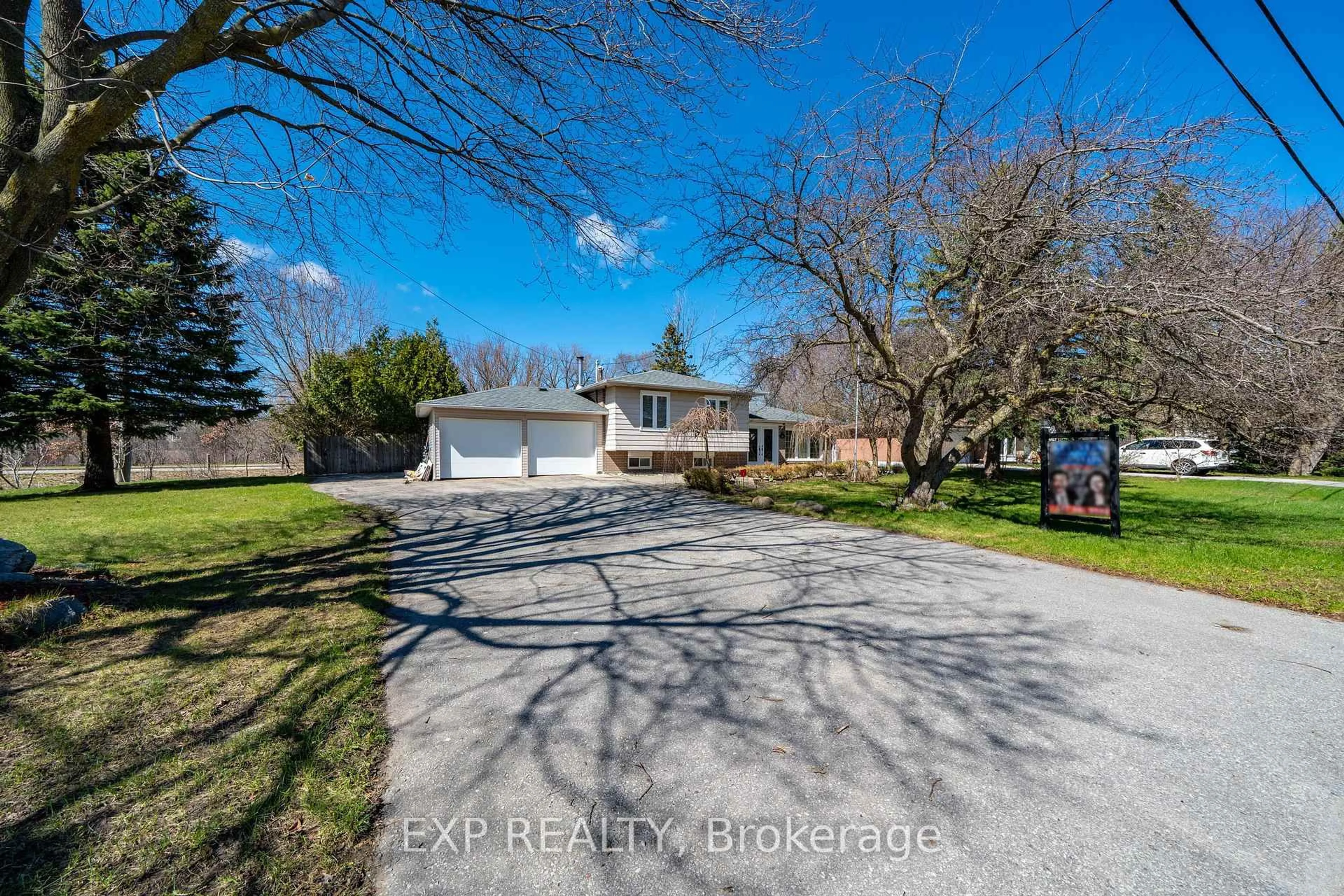 A pic from outside/outdoor area/front of a property/back of a property/a pic from drone, street for 28 Lakeland Cres, Richmond Hill Ontario L4E 2Z8