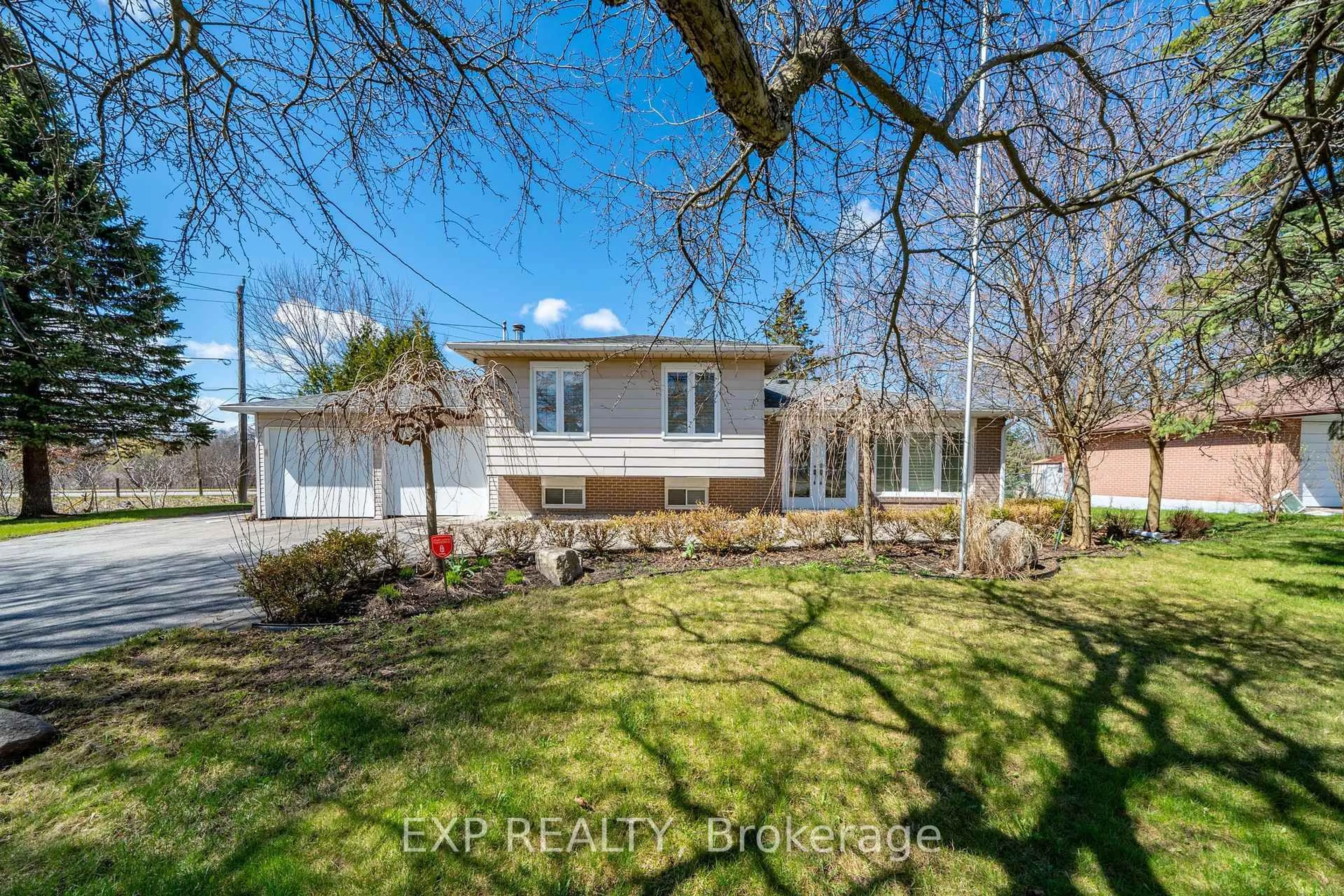 A pic from outside/outdoor area/front of a property/back of a property/a pic from drone, street for 28 Lakeland Cres, Richmond Hill Ontario L4E 2Z8