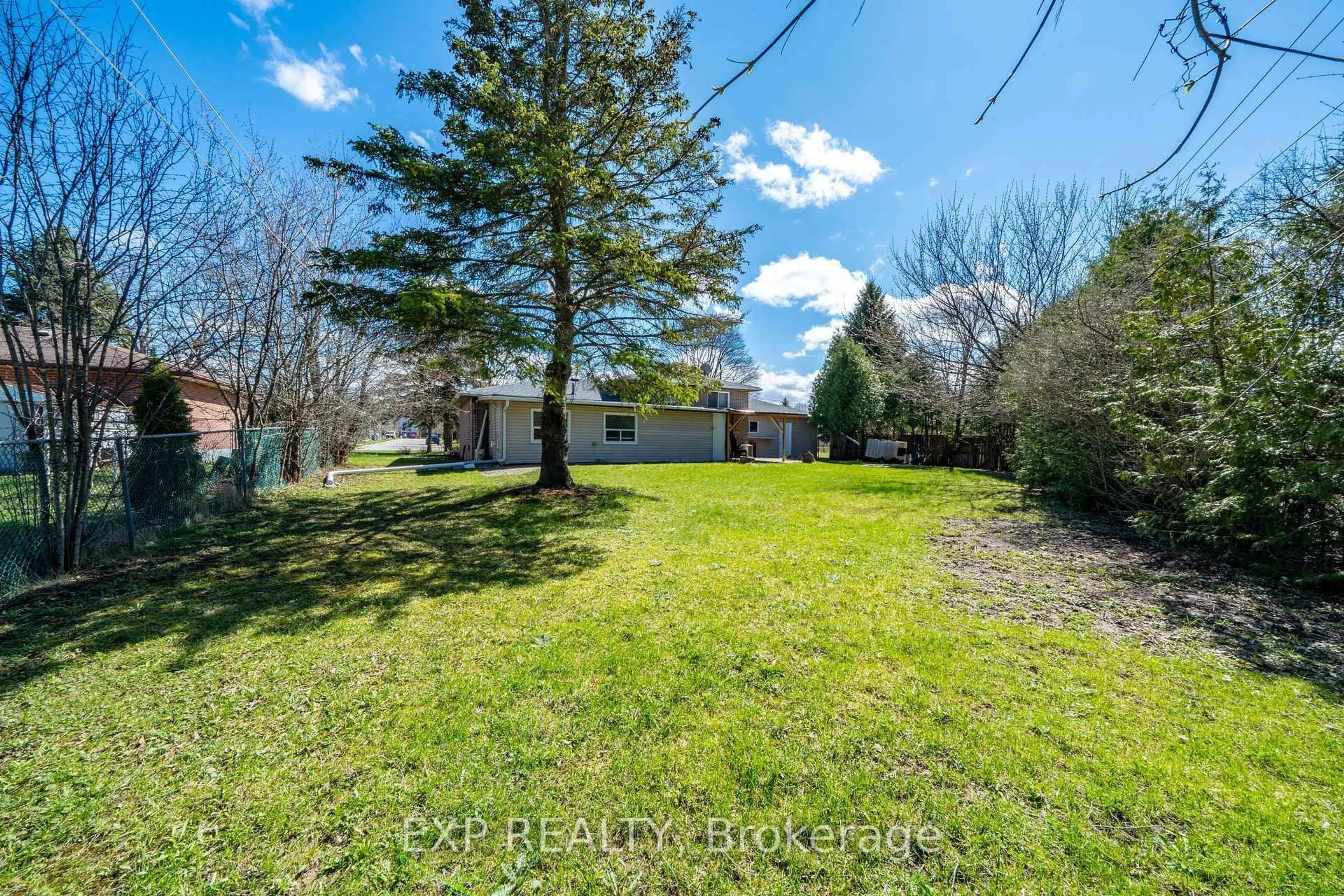 A pic from outside/outdoor area/front of a property/back of a property/a pic from drone, street for 28 Lakeland Cres, Richmond Hill Ontario L4E 2Z8