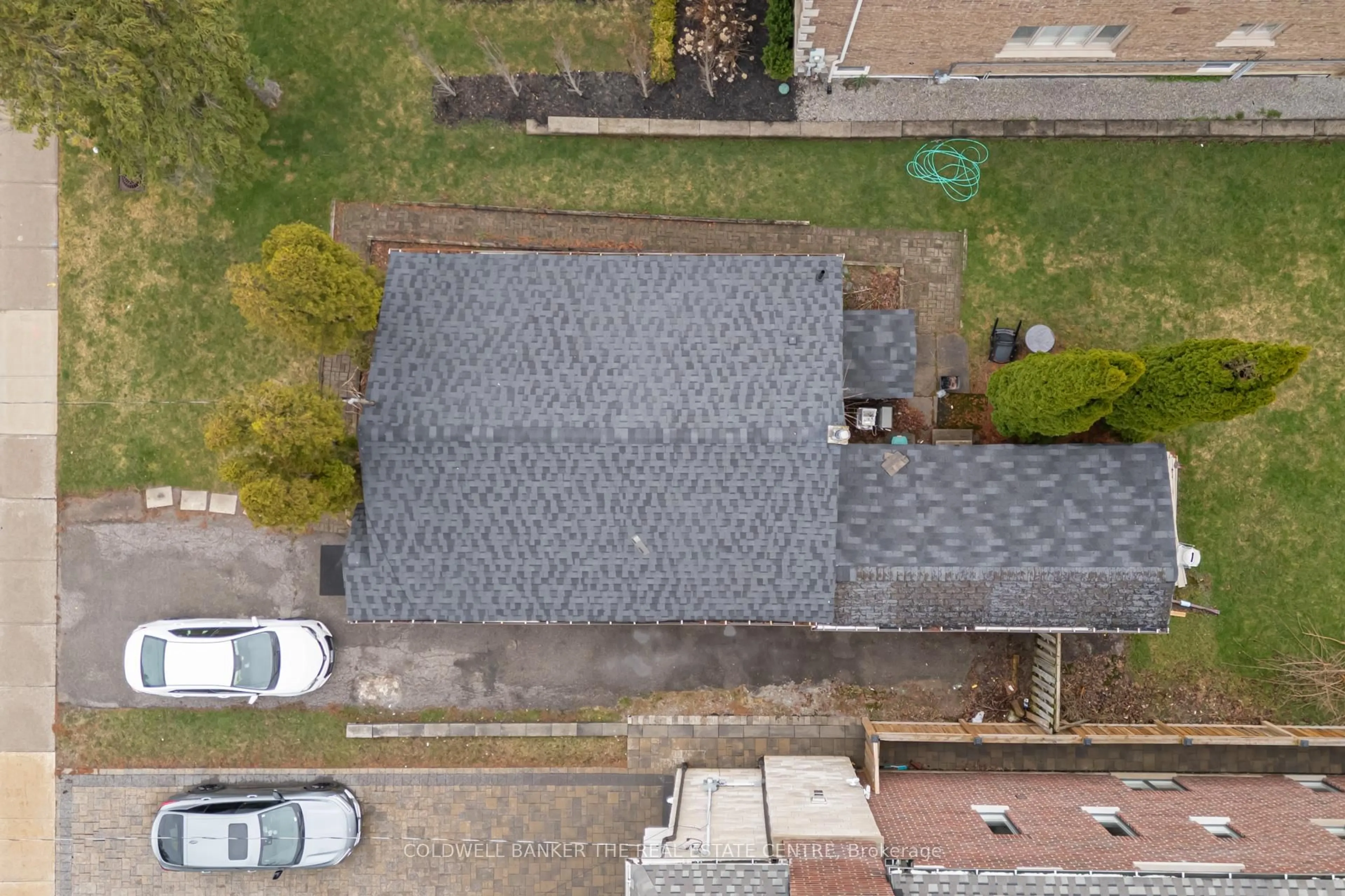 A pic from outside/outdoor area/front of a property/back of a property/a pic from drone, street for 99 Spruce Ave, Richmond Hill Ontario L4C 6V9