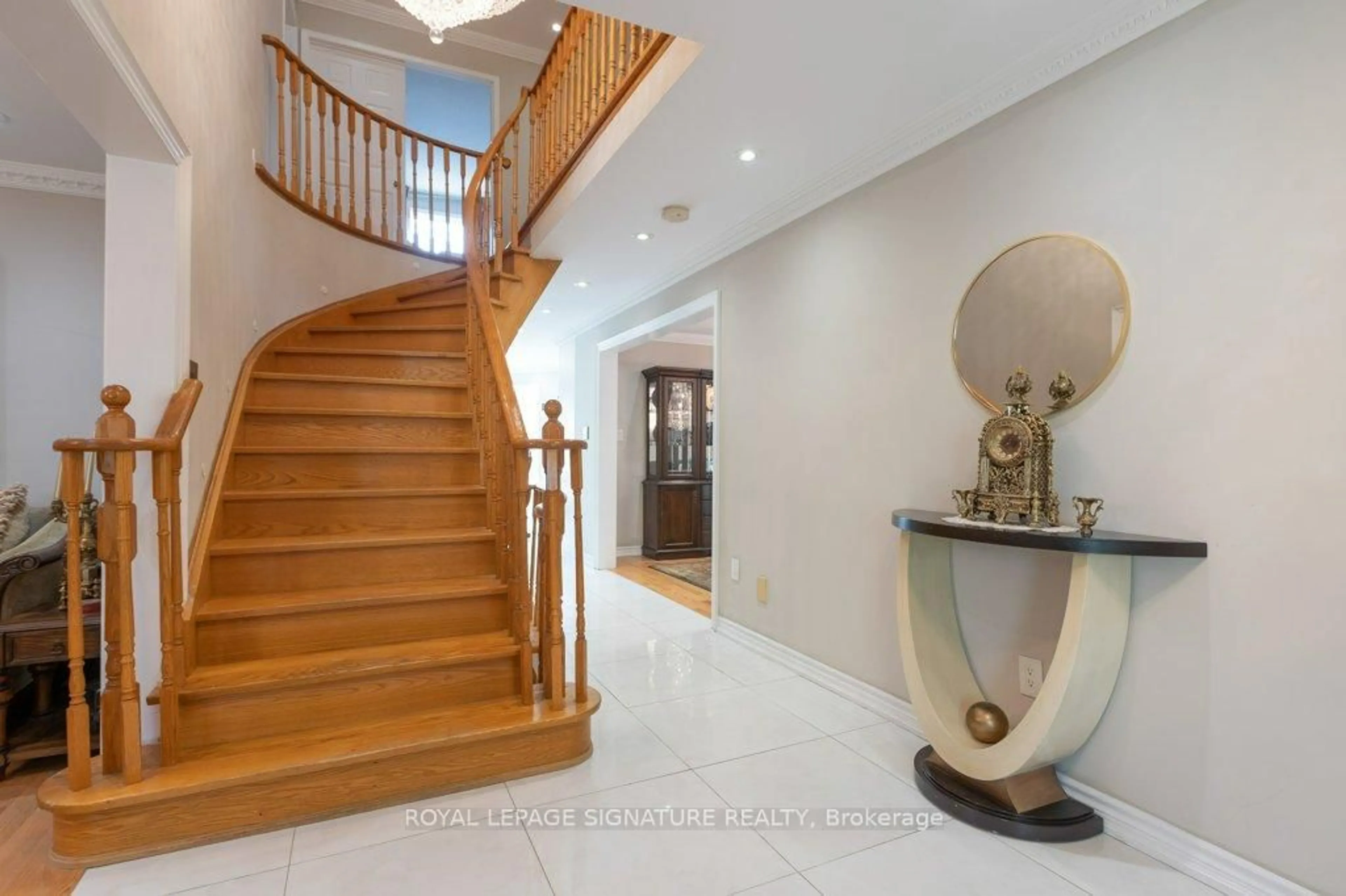 Indoor foyer for 119 Chancellor Dr, Vaughan Ontario L4L 7M9