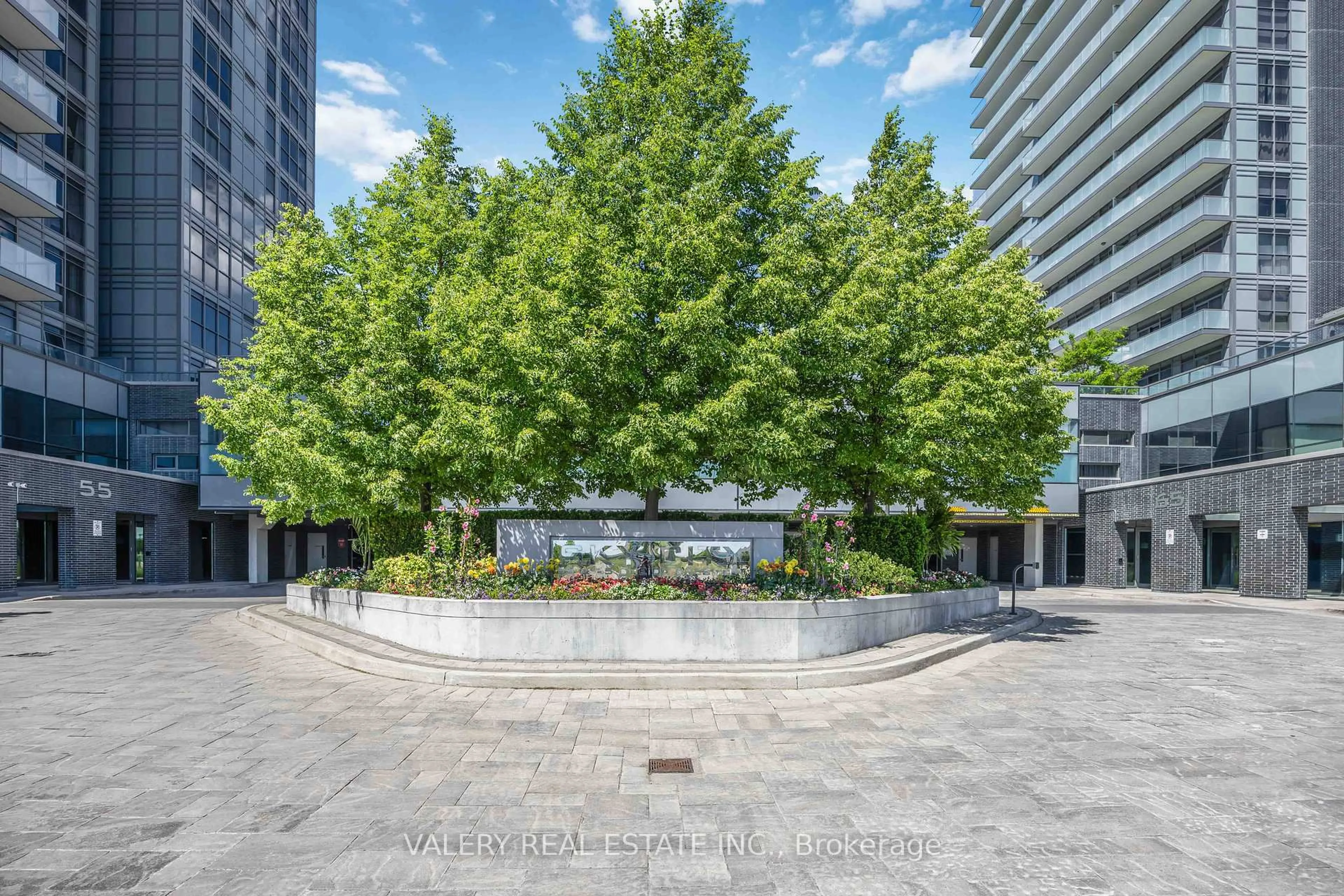 Patio, street for 65 Oneida Cres #1108, Richmond Hill Ontario L4B 0G9