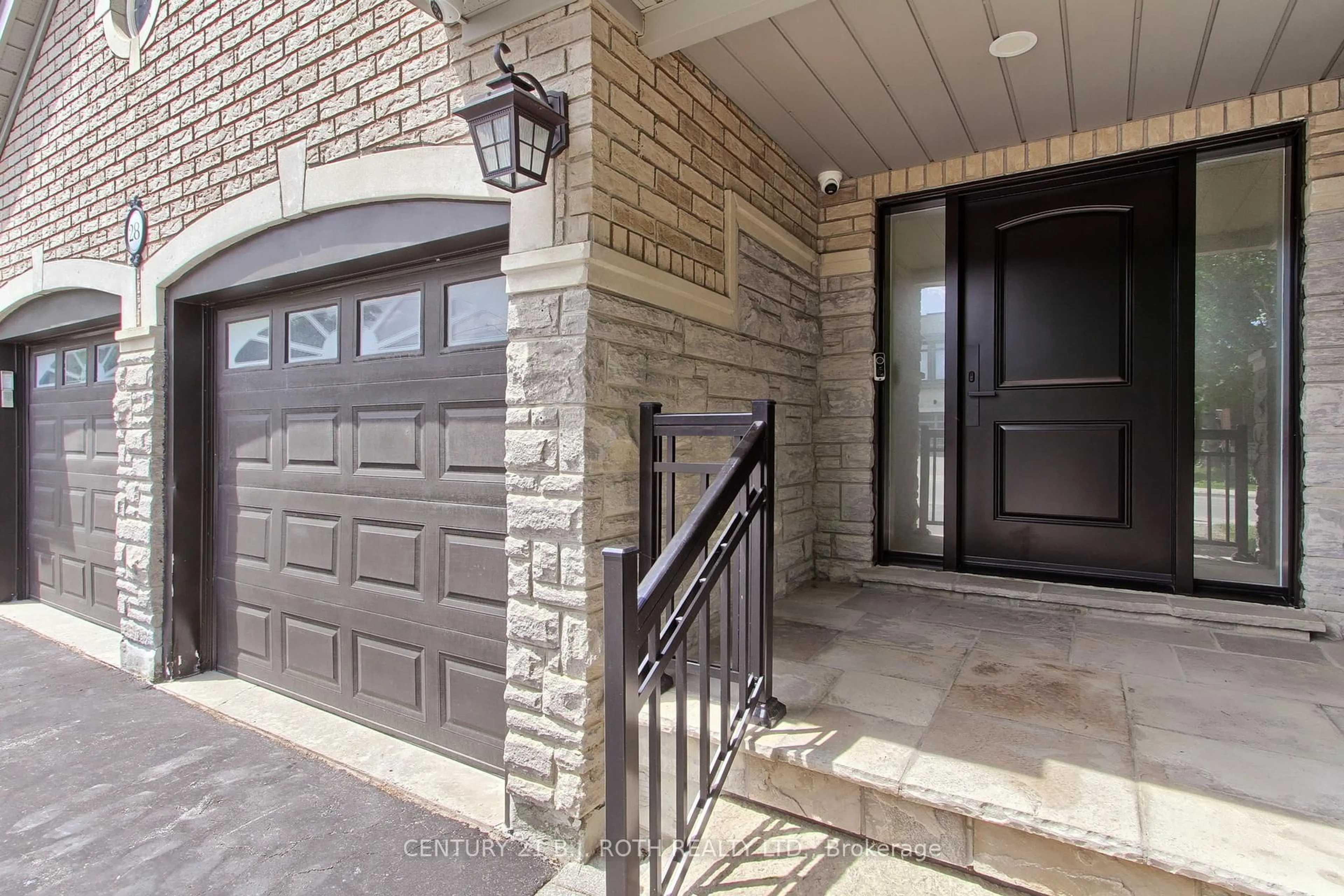 Indoor entryway for 28 Poplar Dr, Richmond Hill Ontario L4E 2Y4