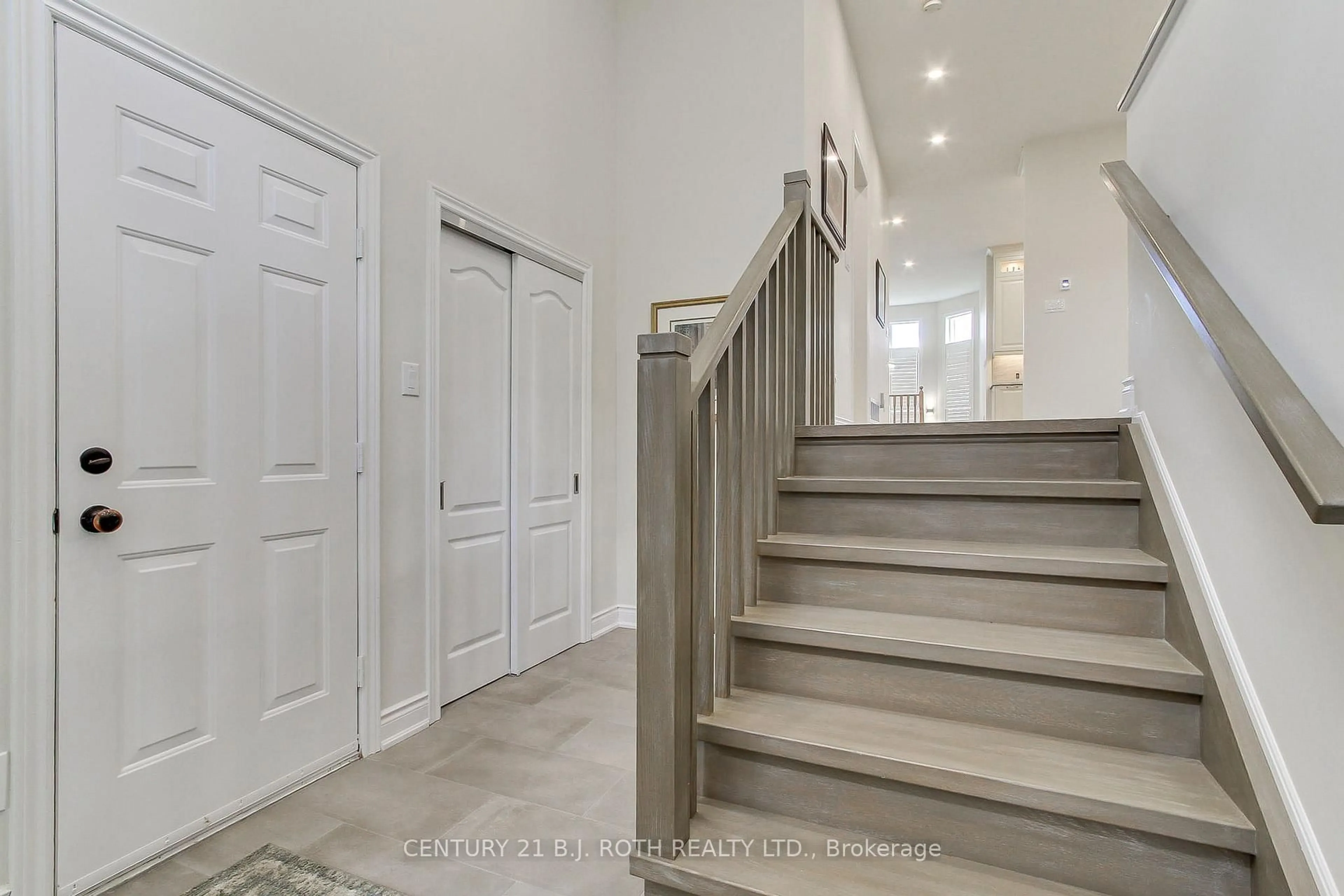 Unknown for 28 Poplar Dr, Richmond Hill Ontario L4E 2Y4