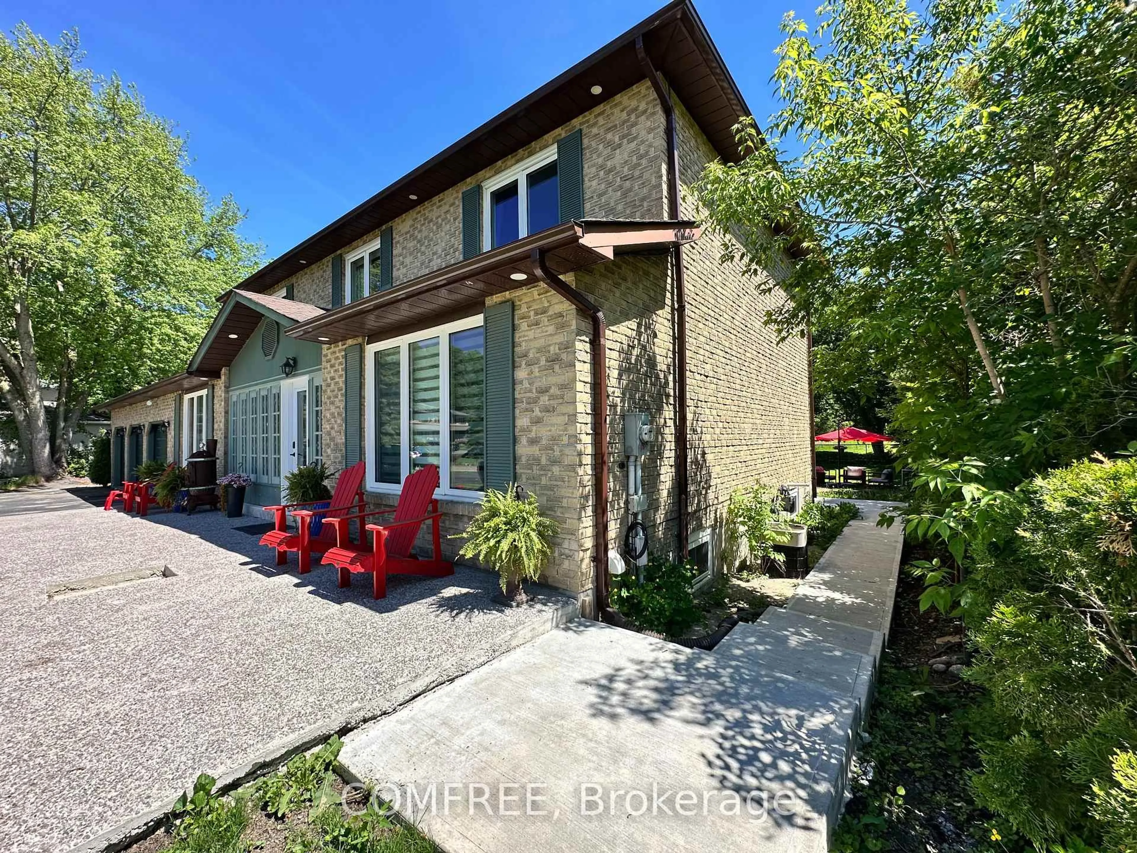 A pic from outside/outdoor area/front of a property/back of a property/a pic from drone, street for 46 William St, East Gwillimbury Ontario L0G 1V0