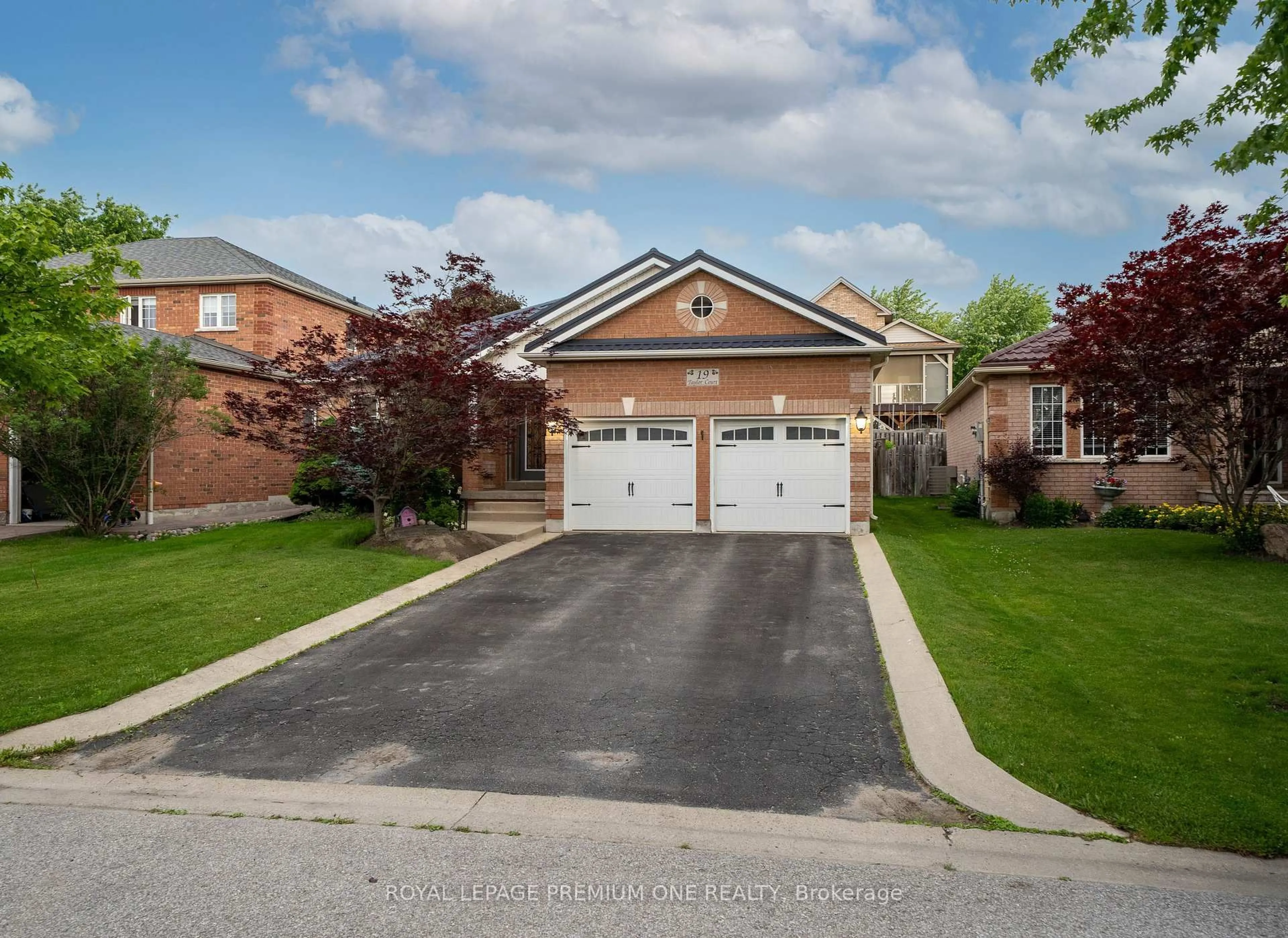 Home with brick exterior material, street for 19 Taylor Crt, Bradford West Gwillimbury Ontario L3Z 3J1