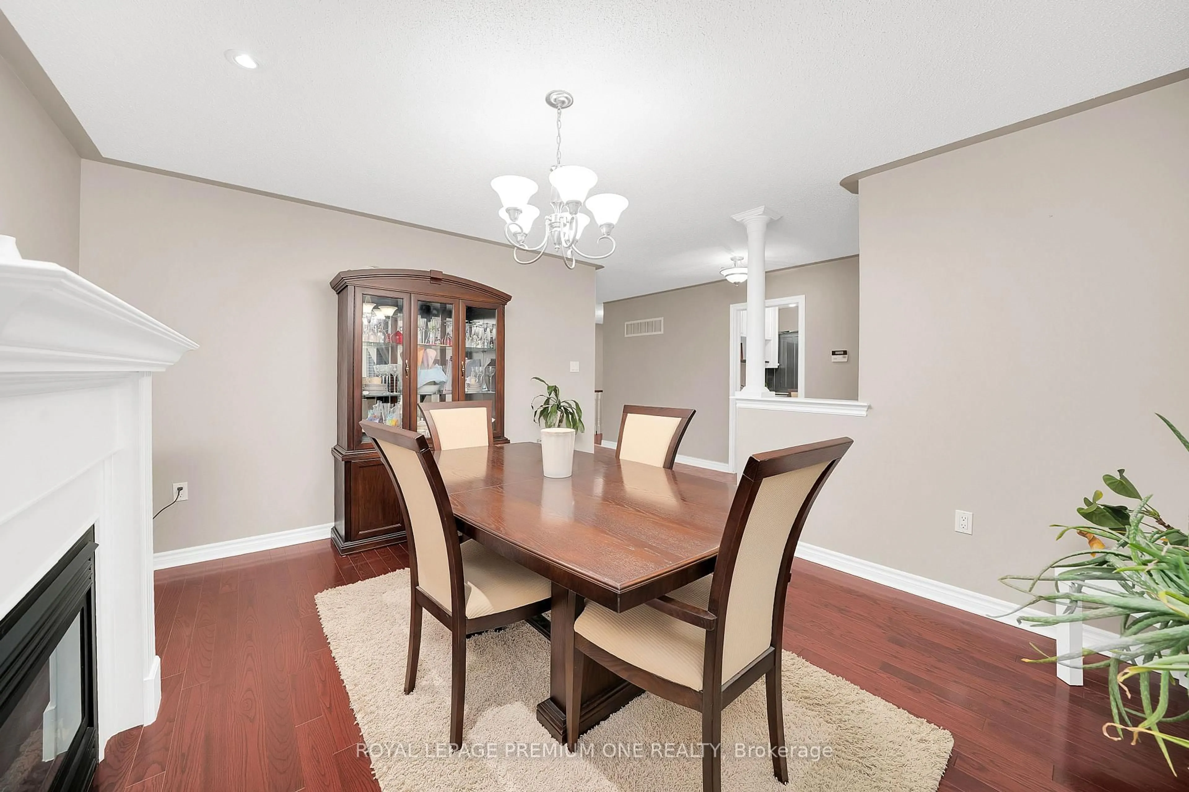 Dining room, wood/laminate floor for 19 Taylor Crt, Bradford West Gwillimbury Ontario L3Z 3J1